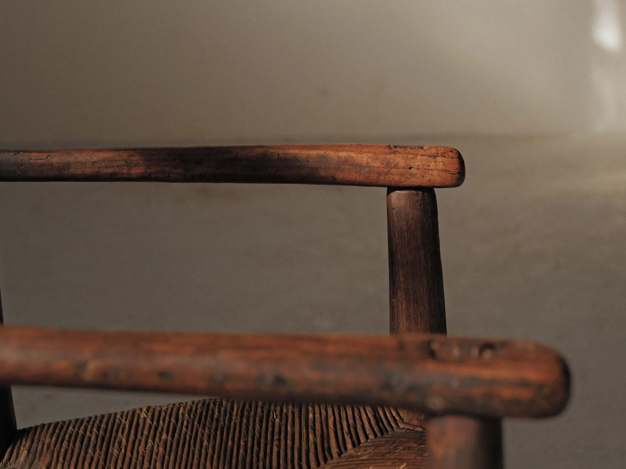 Fauteuil paysan en bois massif et paille, XIXᵉ siècle