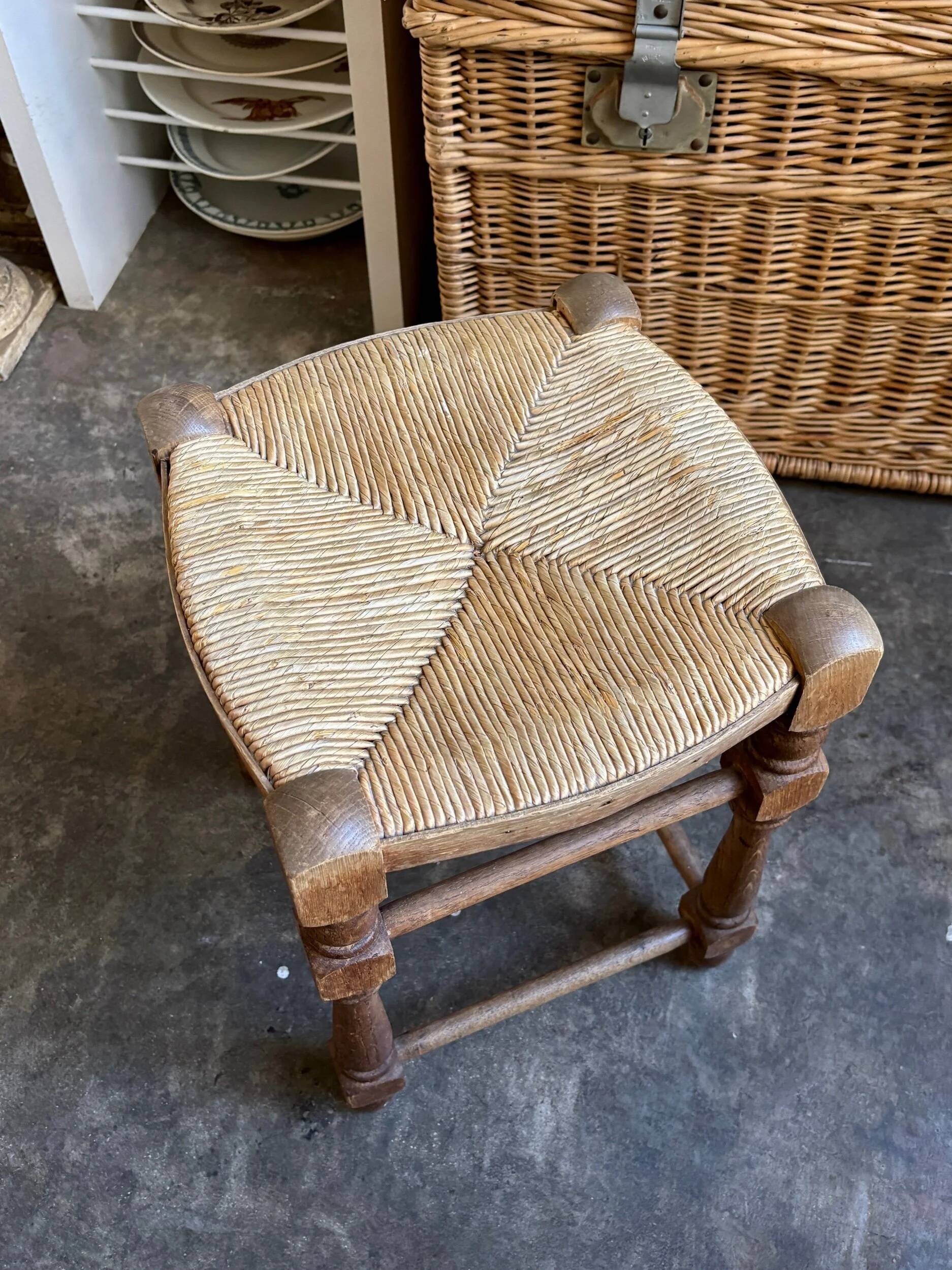 Tabouret en bois et paille tressée