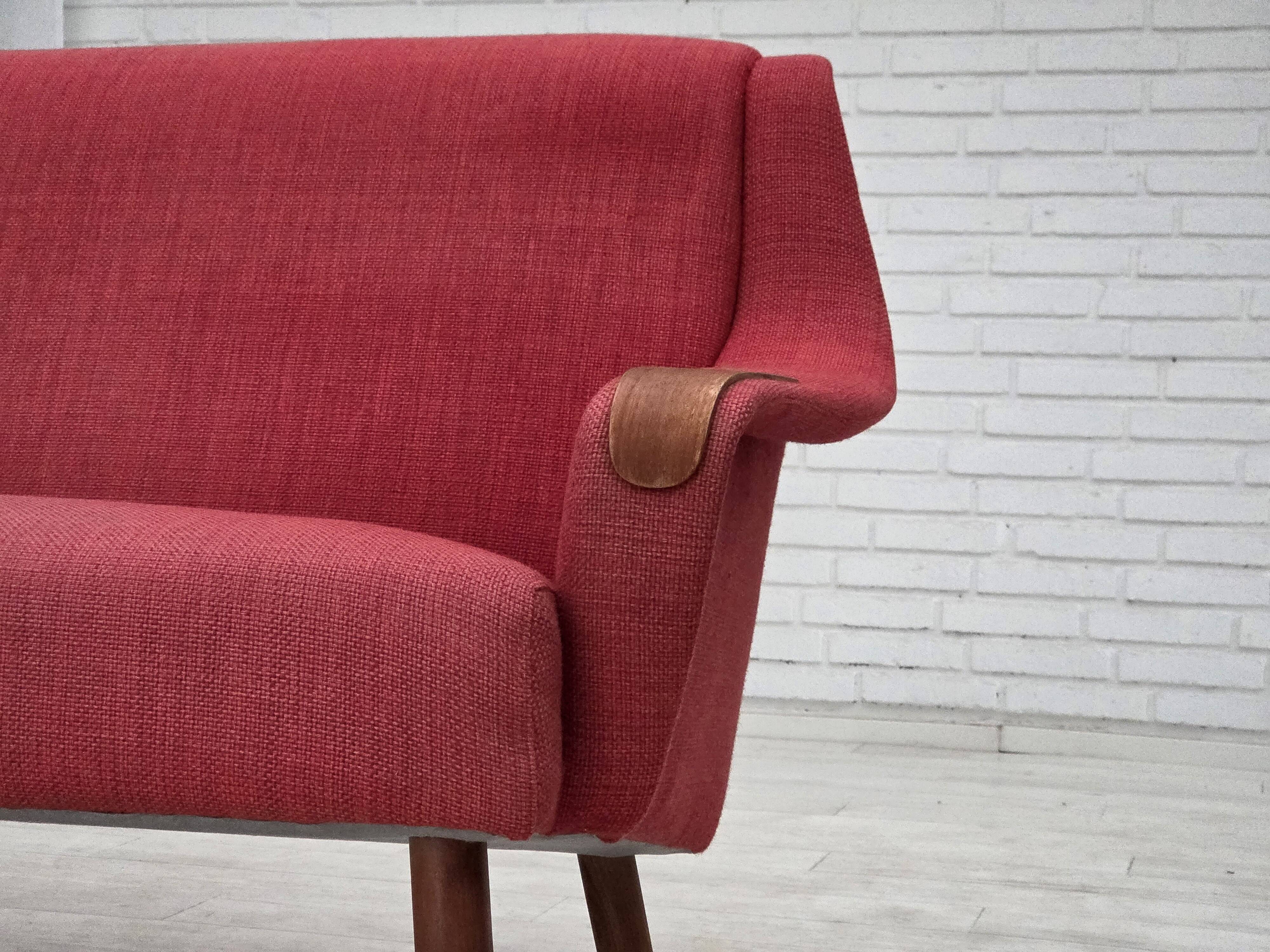 Canapé 2 places danois des années 1970, tissu d'ameublement, bois de teck.