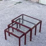 Tables gigognes en métal laqué bordeaux et laiton, France 1950s
