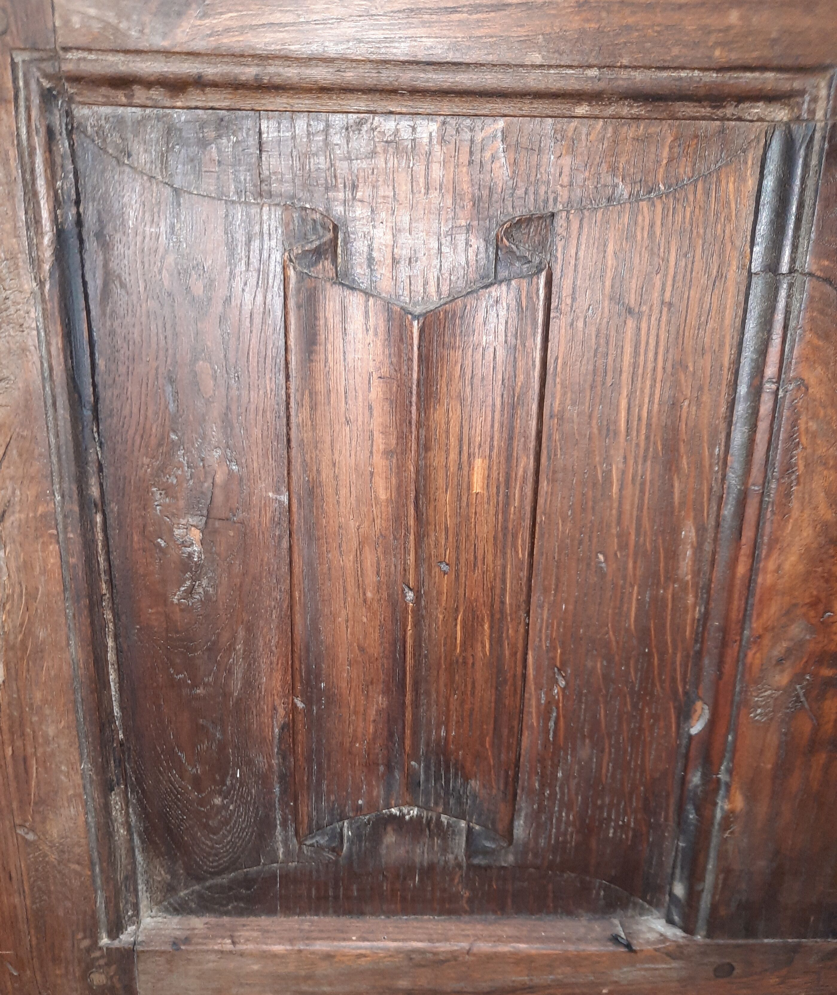 Oak chest with towel pleats