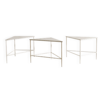 Ensemble de trois tables d'appoint françaises en métal blanc par Mathieu Matégot, années 1950