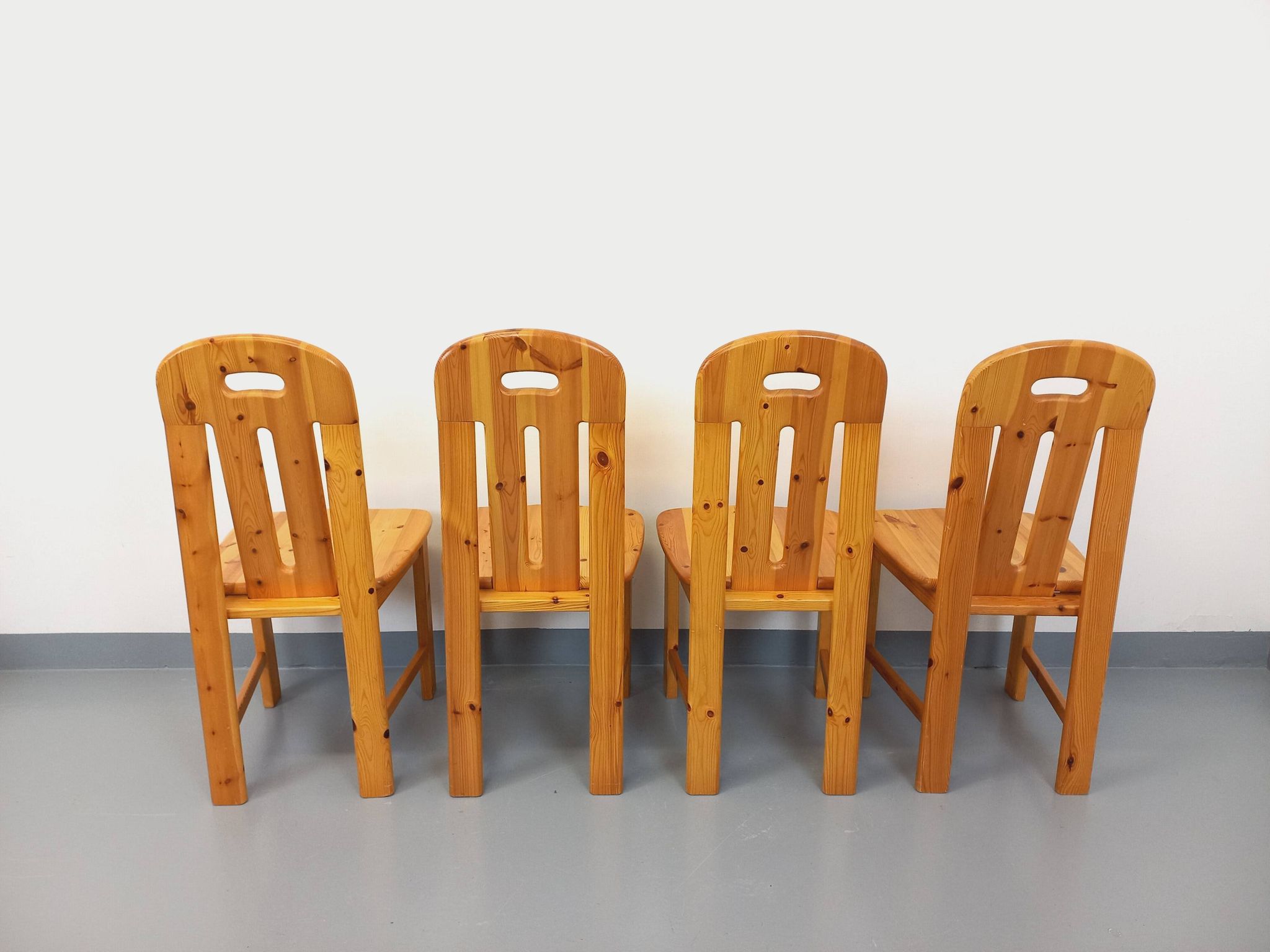 Suite de 4 chaises vintage en pin des années 70 80