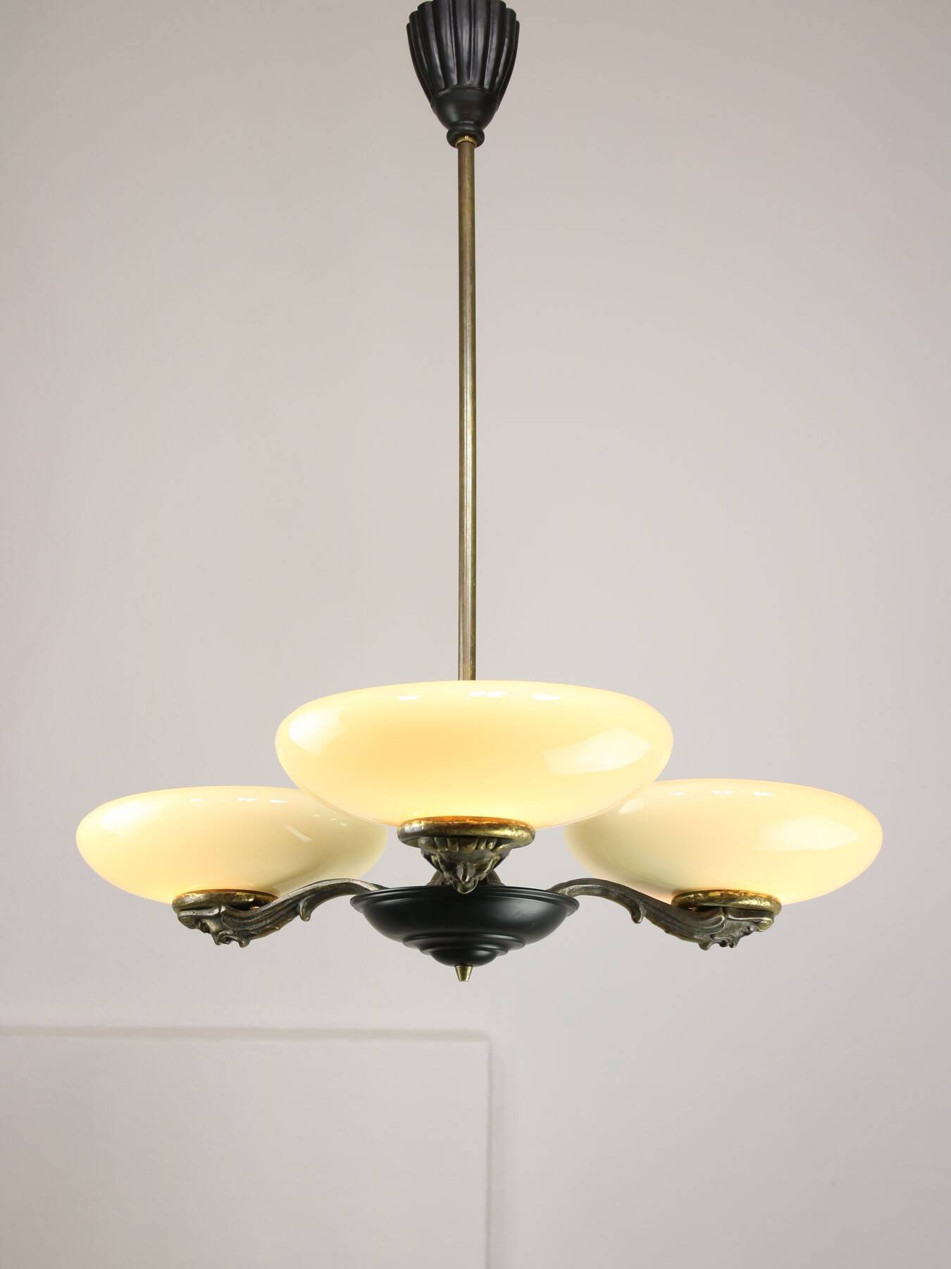 Lustre figuratif Art Déco en laiton français, 1930