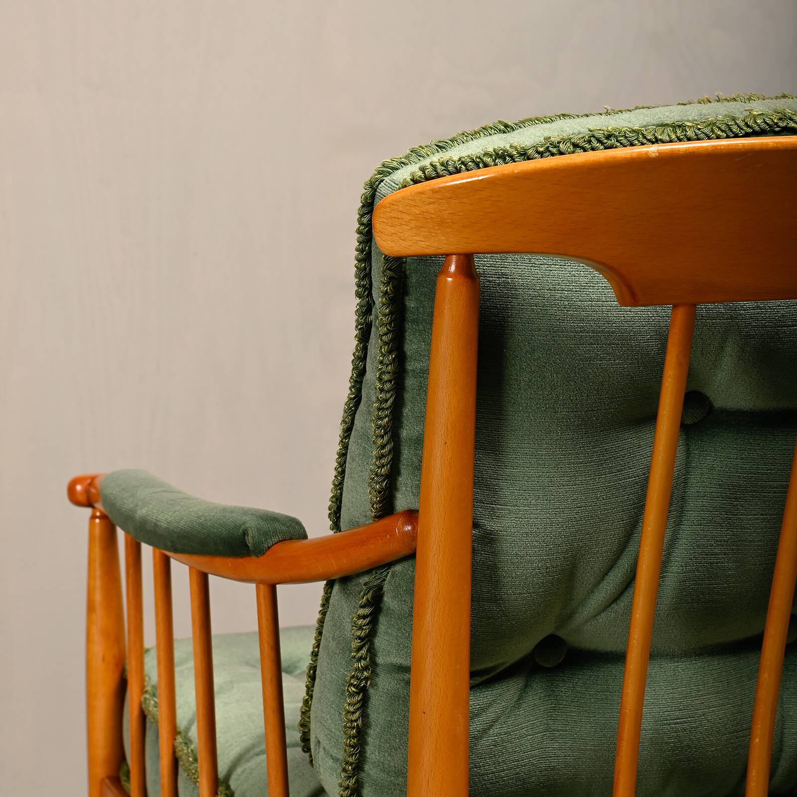 Fauteuils Skrindan en hêtre et velours vert, par Kerstin Hörlin-Homquist, Suède