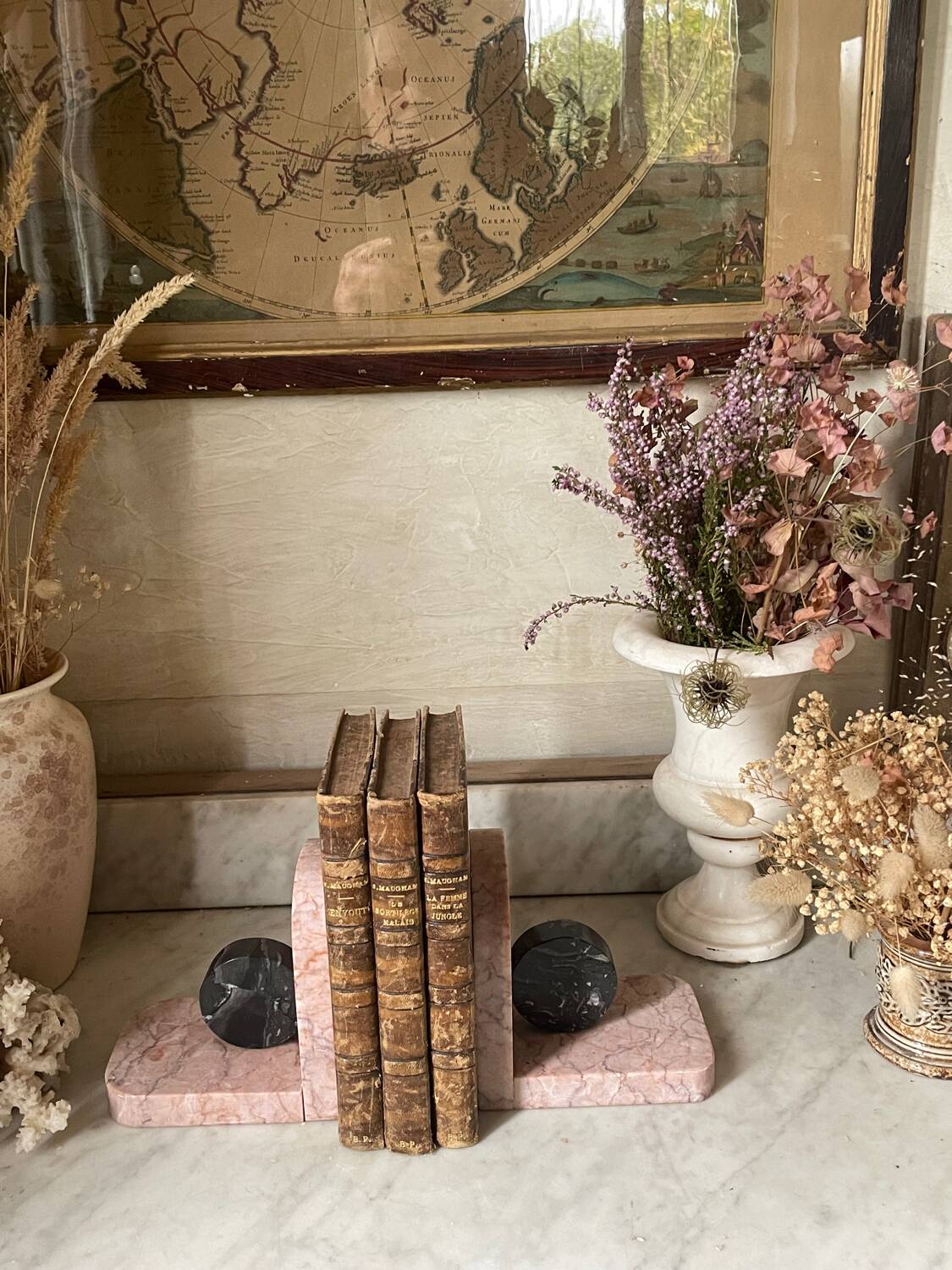 Paire de serre-livres livres en marbre rose et gris