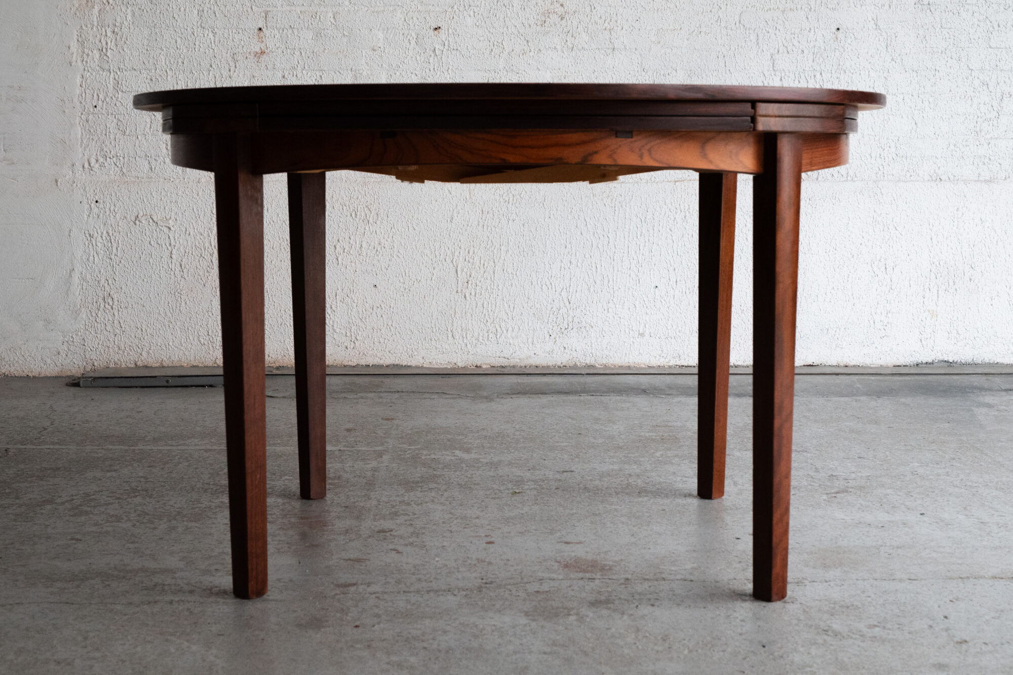 Dining table 'Lotus' by Dyrlund
