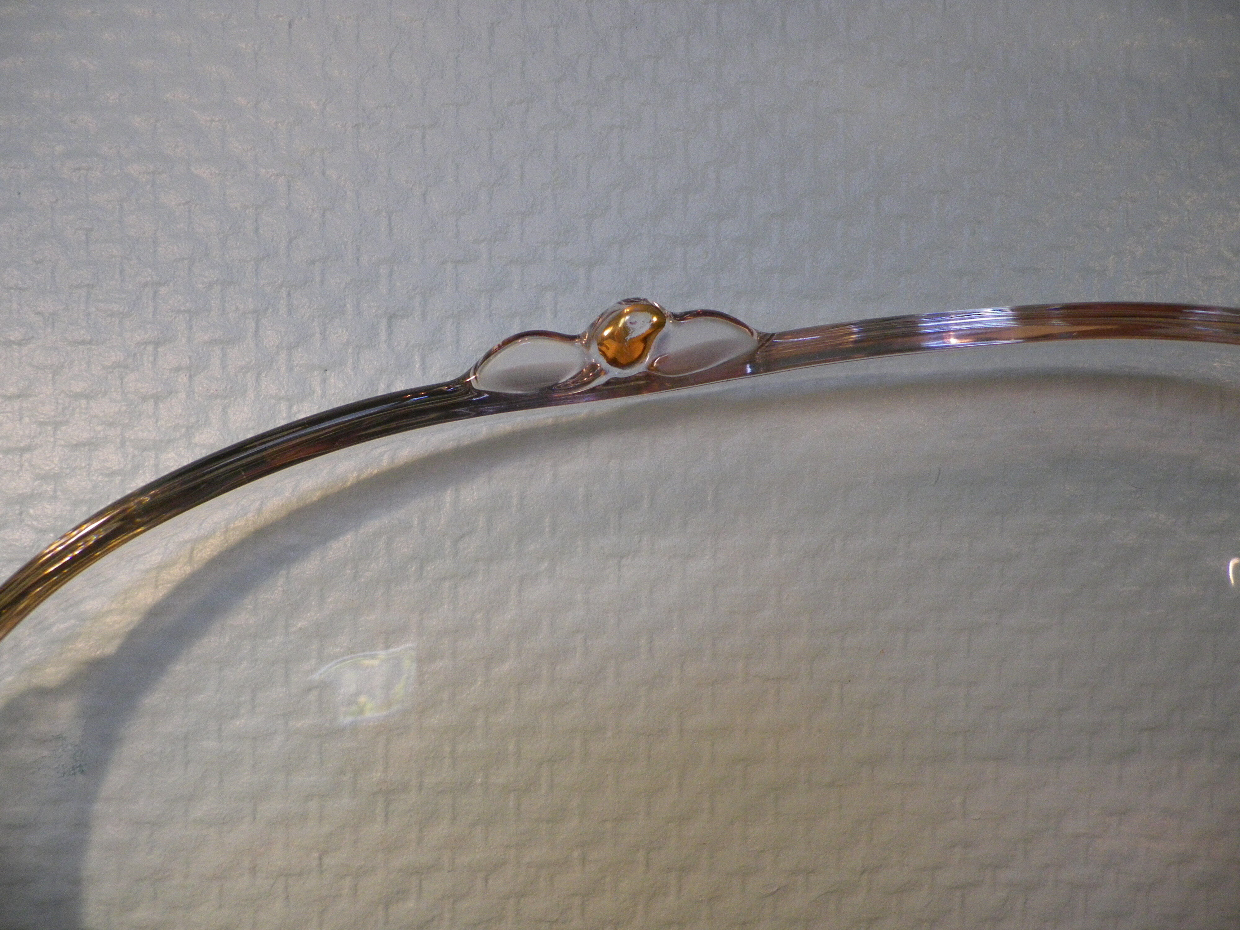 Plat de service vintage en verre transparent et bordures moulées en verre opaque avec dorure