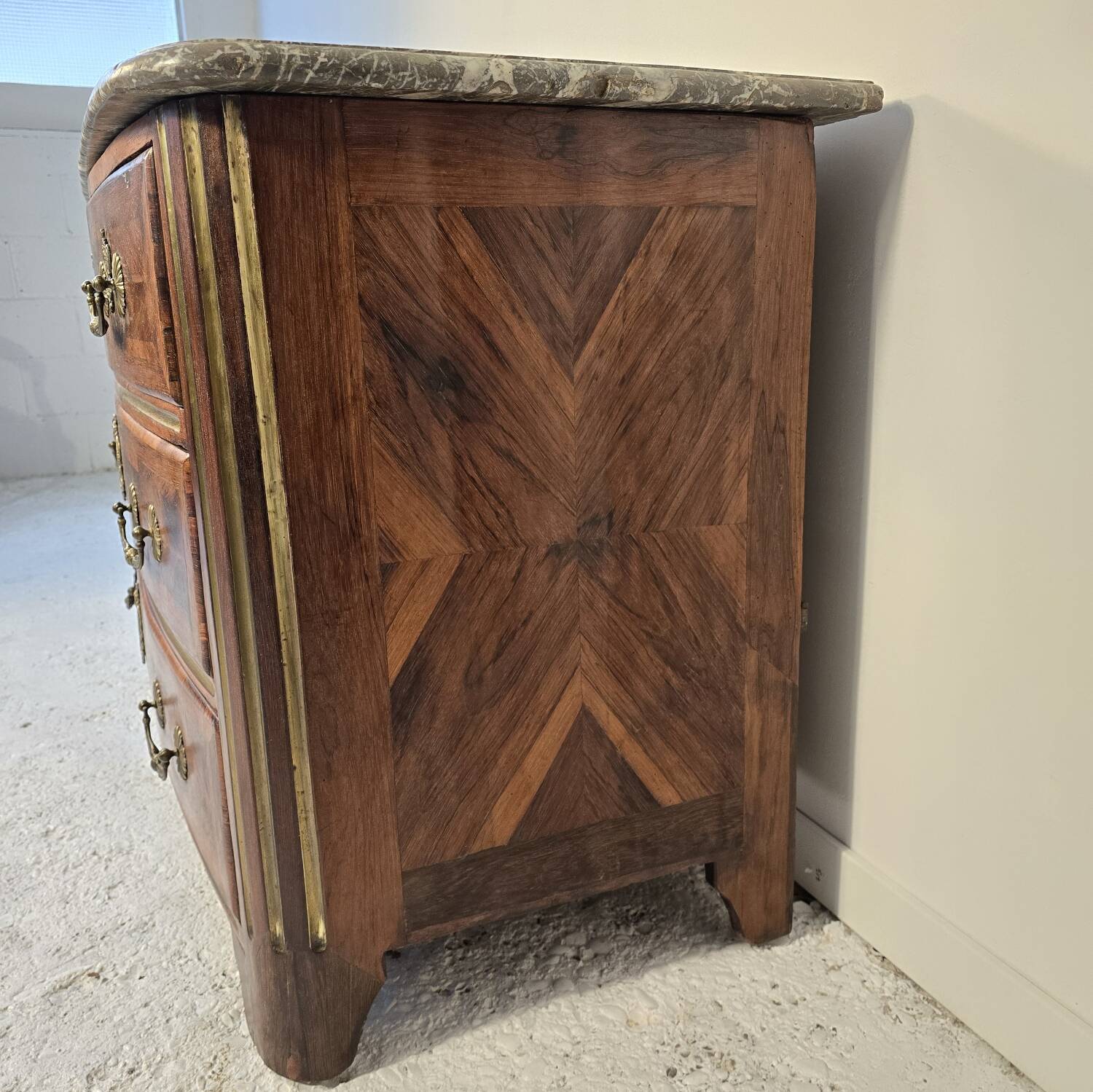 18th century Regency period chest of drawers