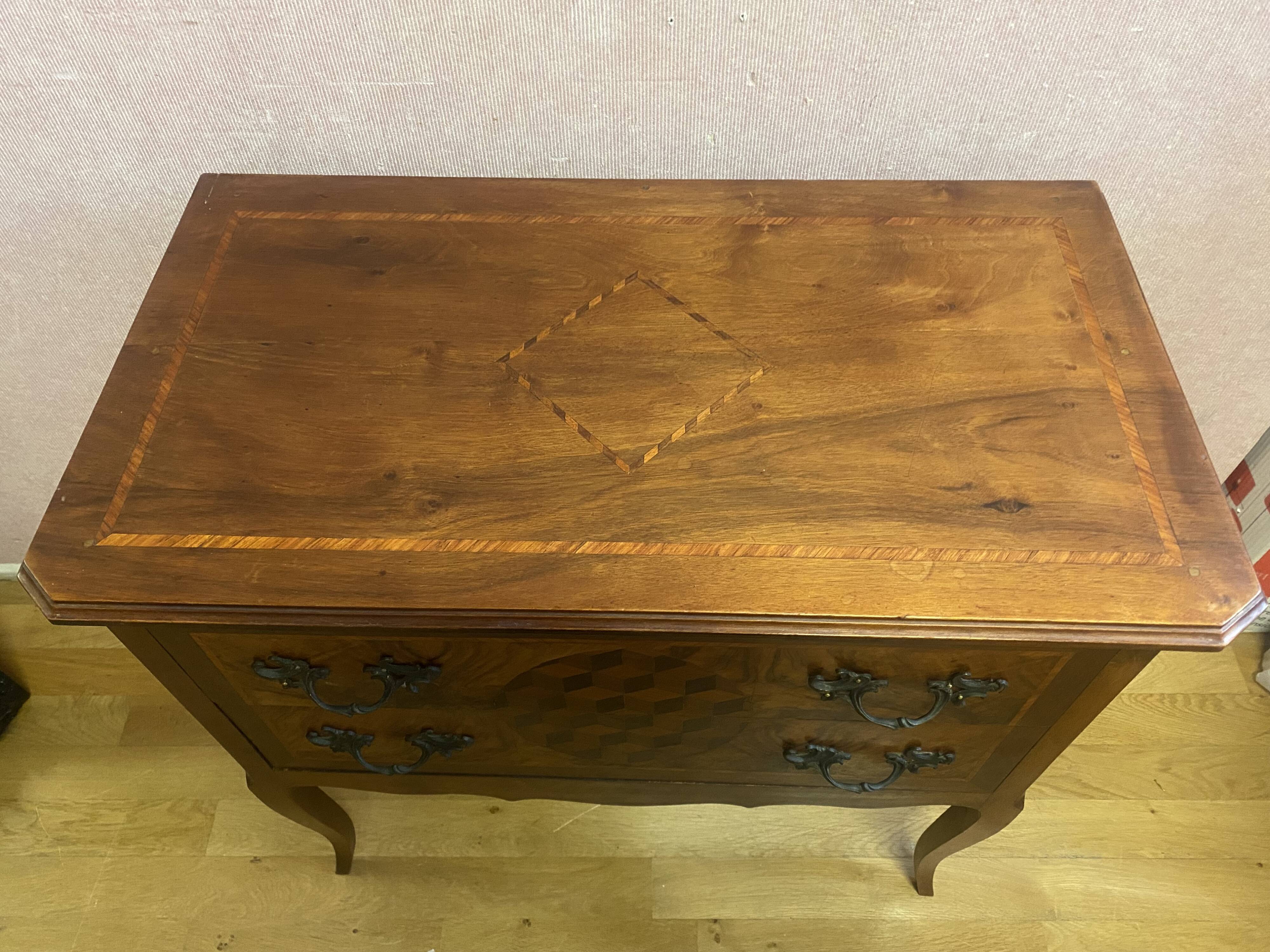 Petite commode de style Louis X.V. en parqueterie de bois de rose;