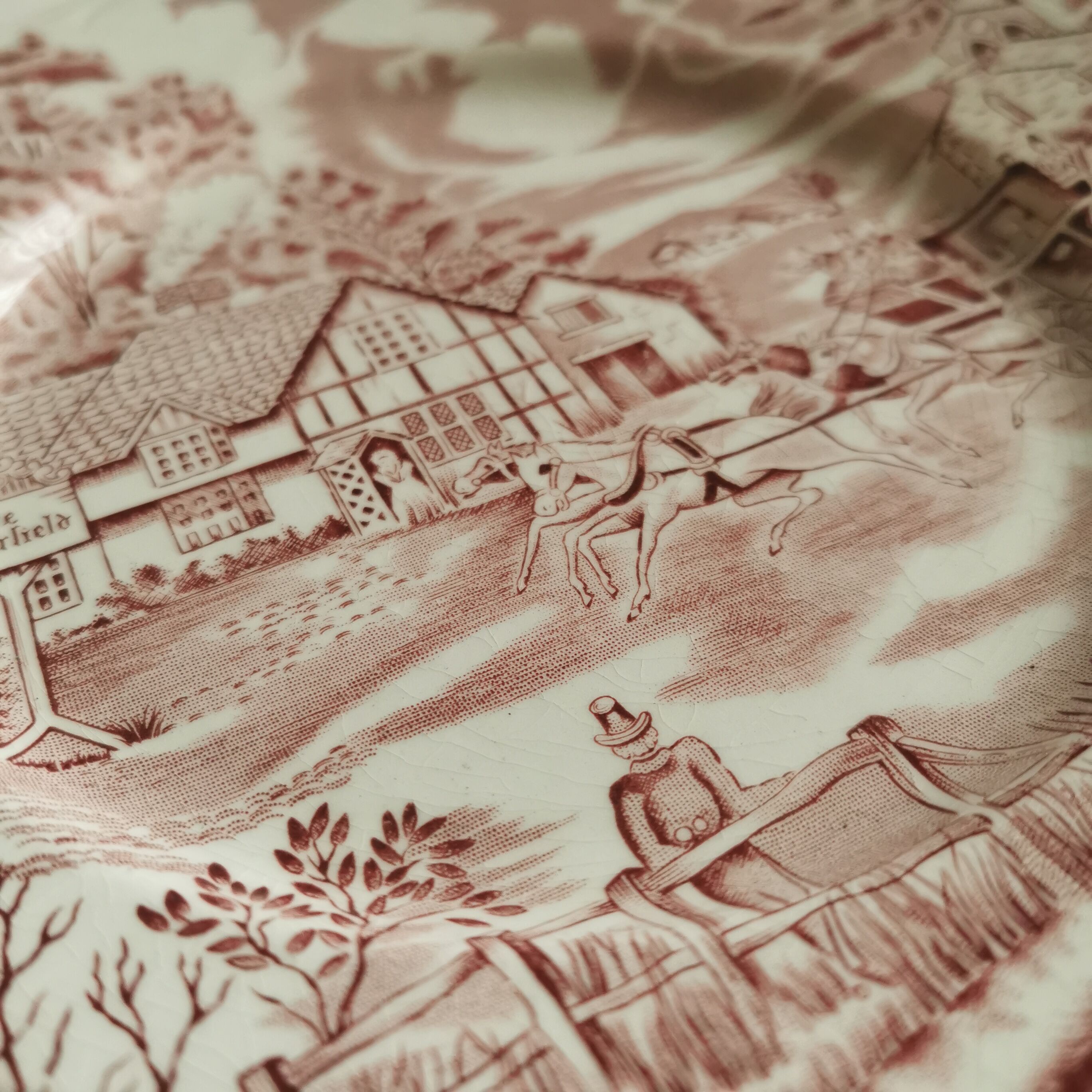 Porcelain flat plate signed Lunéville. French made. "English Style" model.