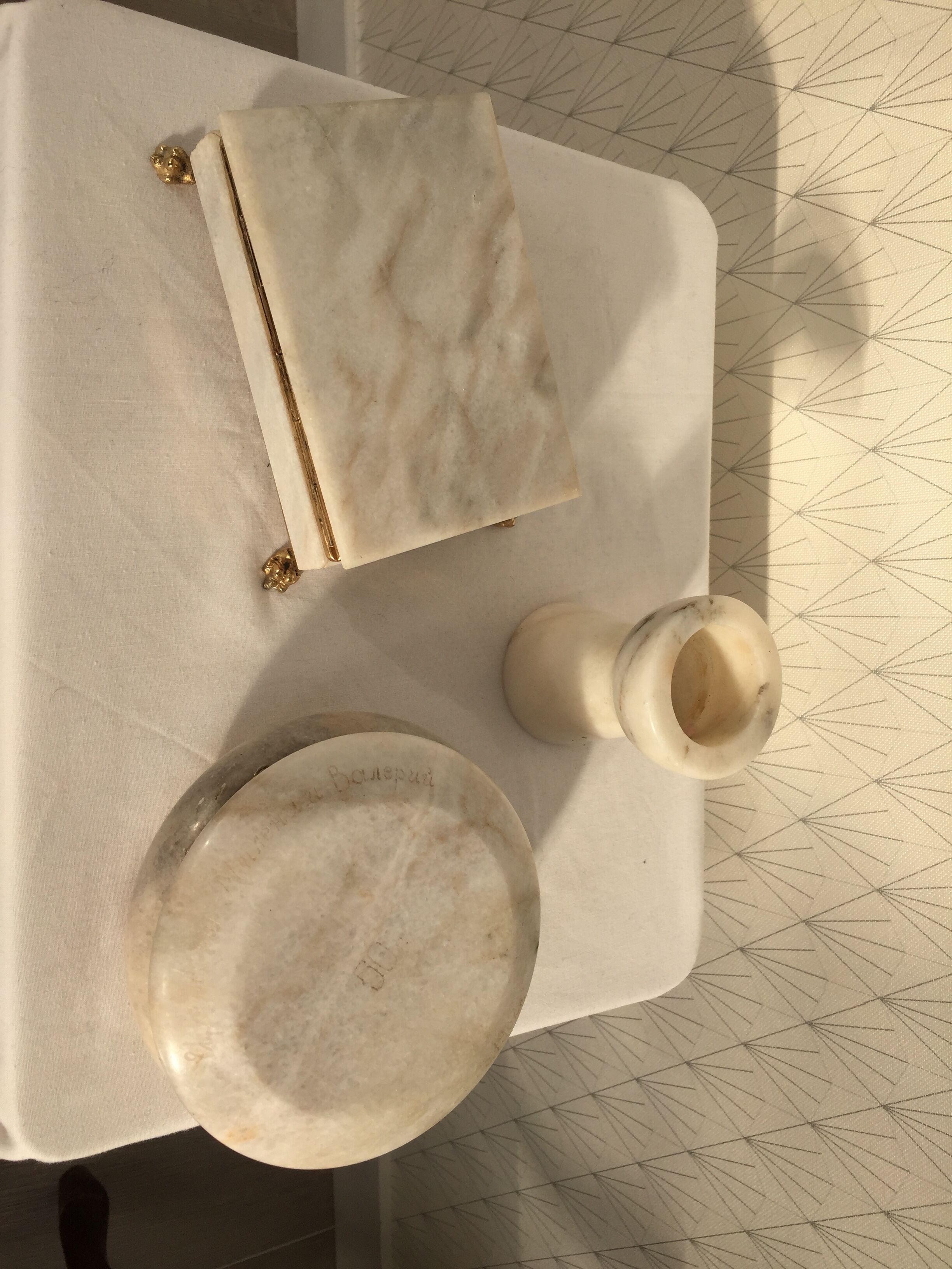 Lot of white marble object - 2 boxes and 1 candlestick