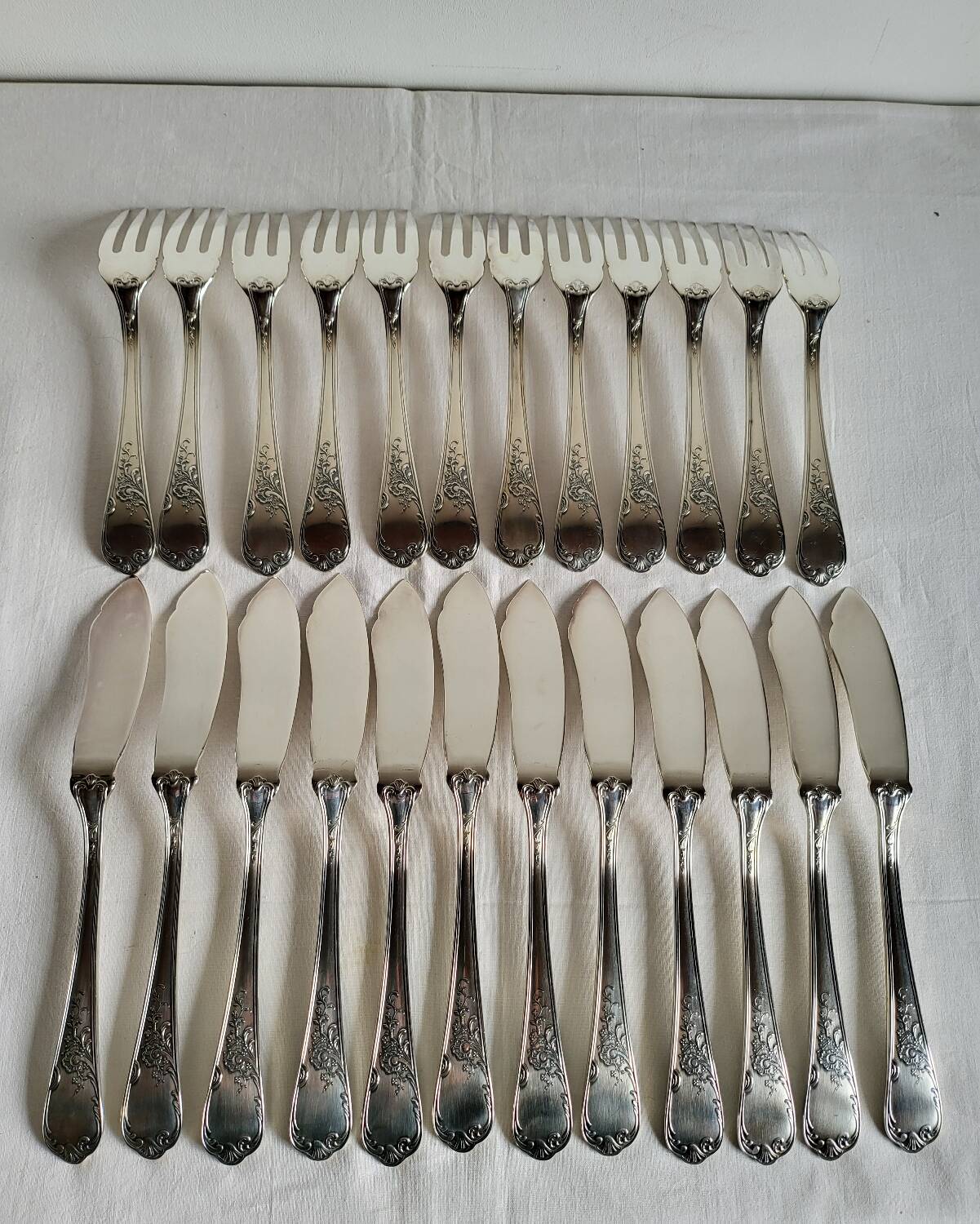 12 silver-plated metal fish cutlery pieces by Guildar, 24 pieces.
