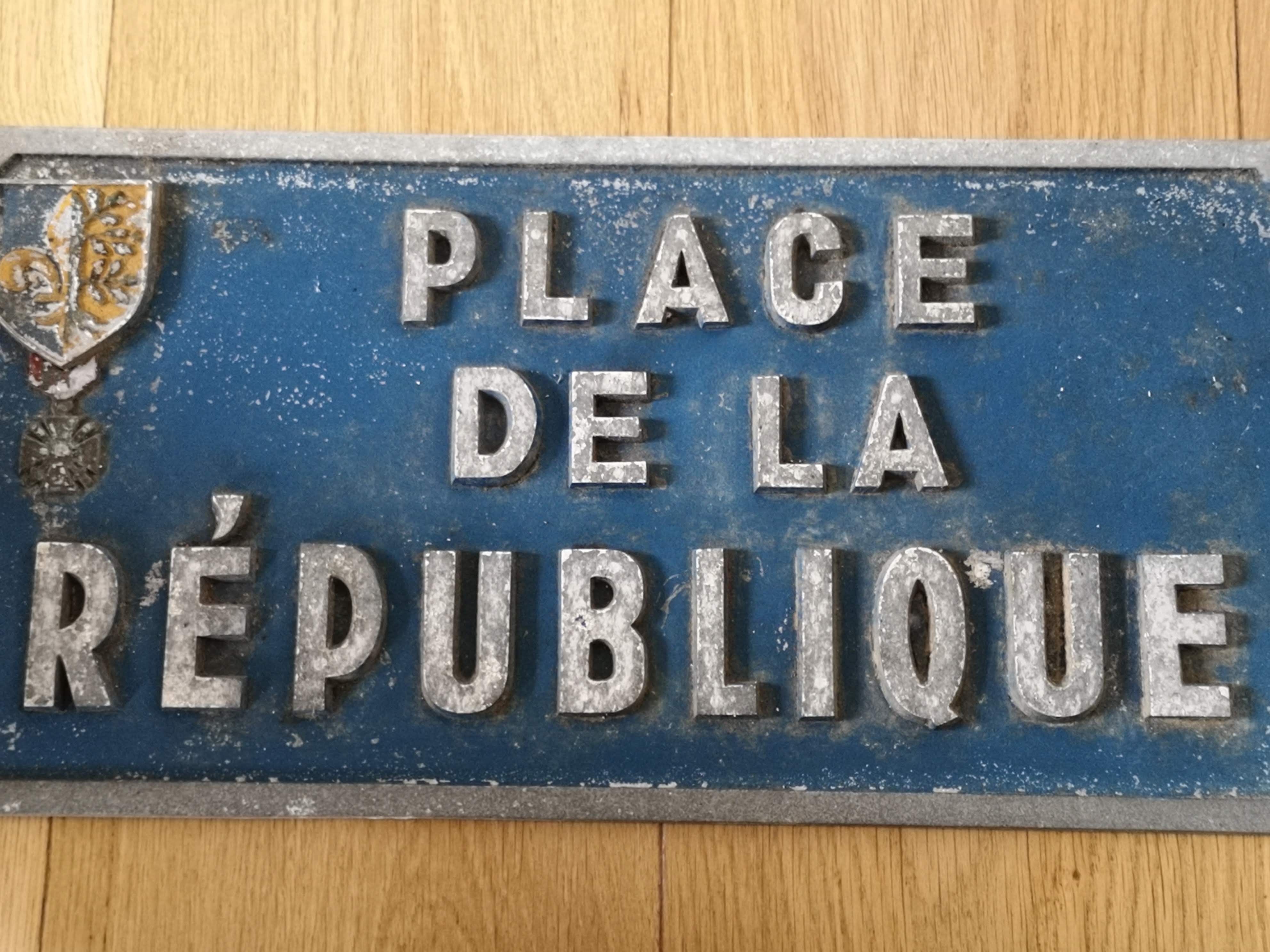 Place the Republic aluminum plate (Mantes la Jolie) 50s