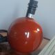 Lampe à poser pied boule en céramique rouge paprika abat jour coton plissé 1980