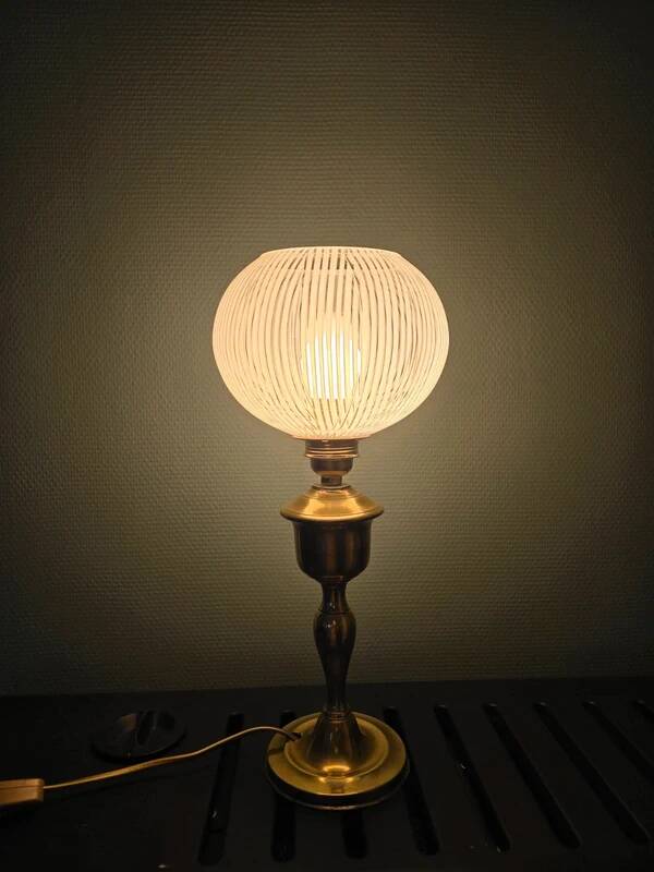 Ancienne lampe à pétrole électrifiée et modernisée - globe strié