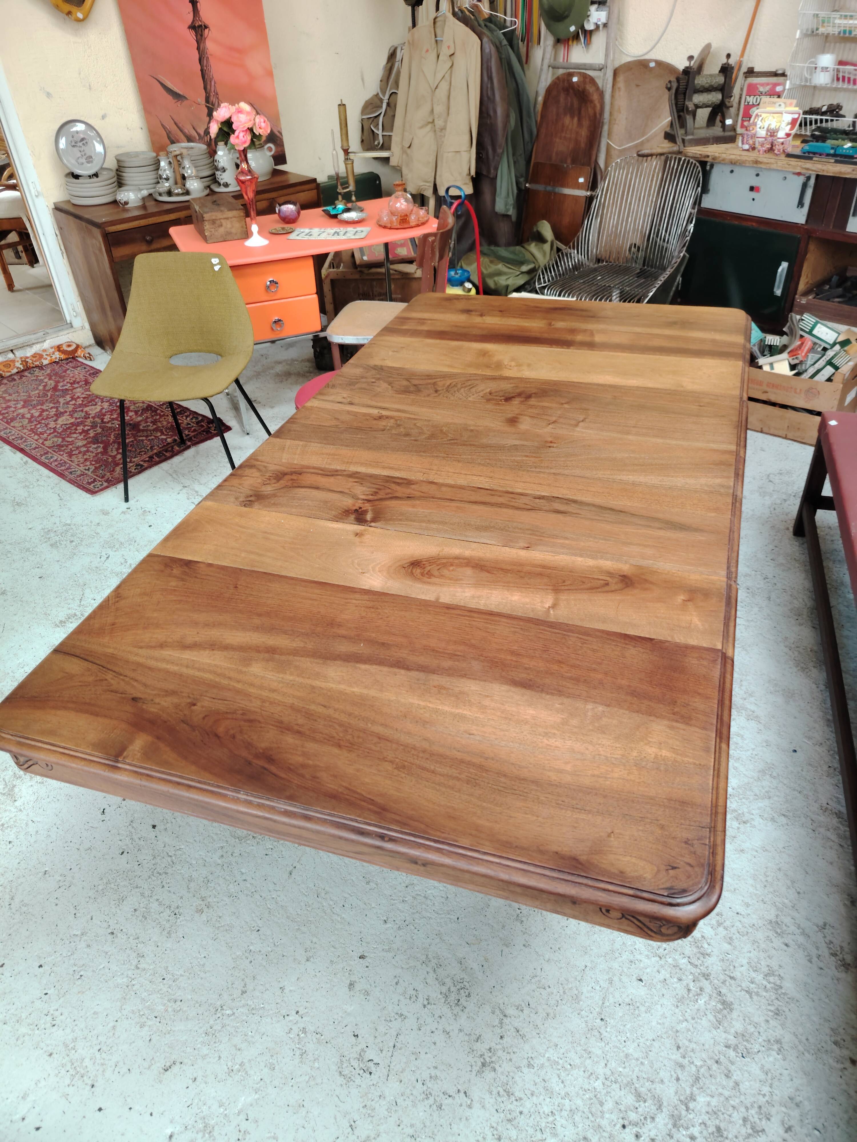 Art Deco extendable table in solid wood and brass.