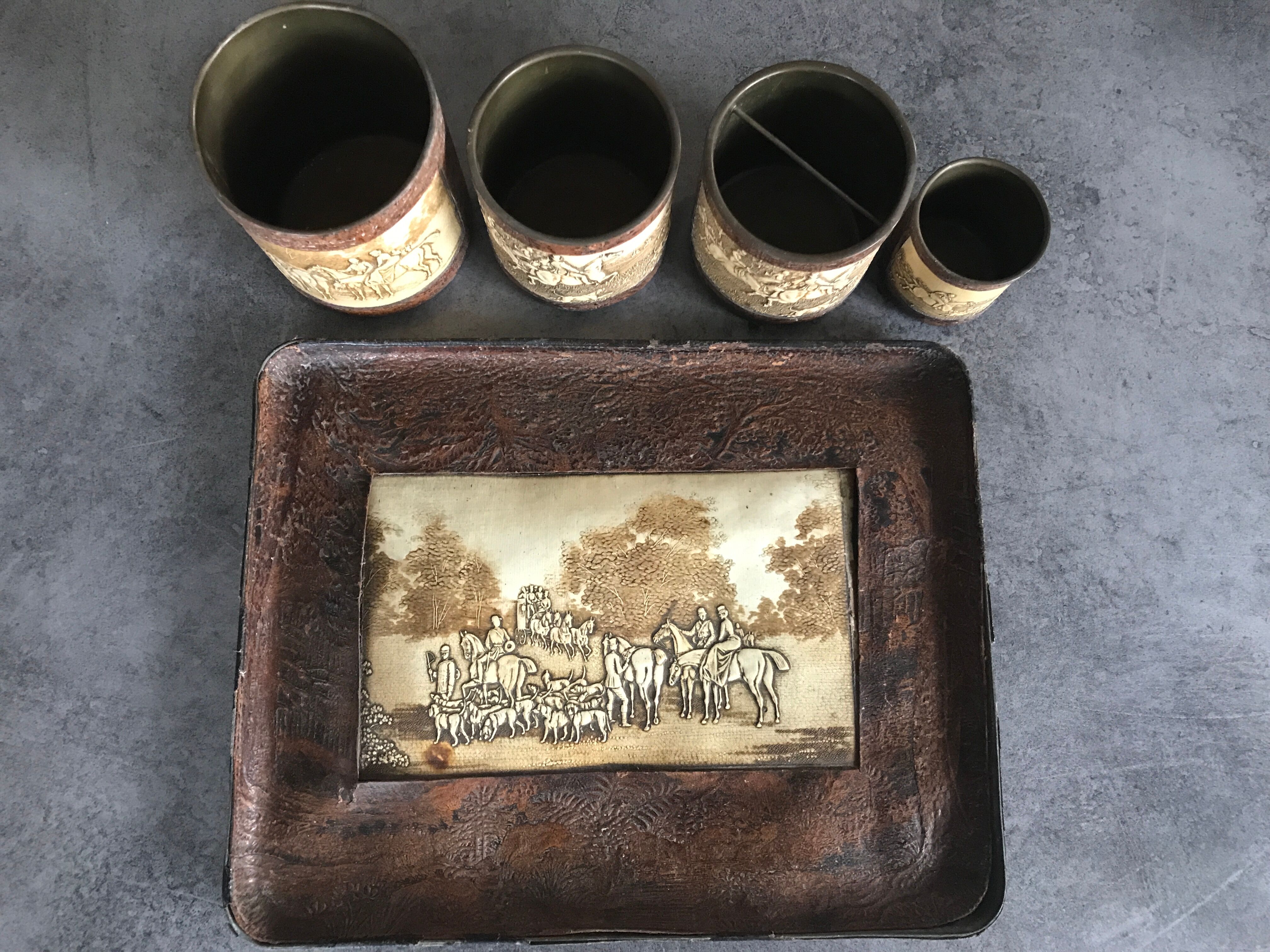 Nécessaire de bureau ancien laiton et cuir, 1 plateau avec 4 pots décor chasse à courre