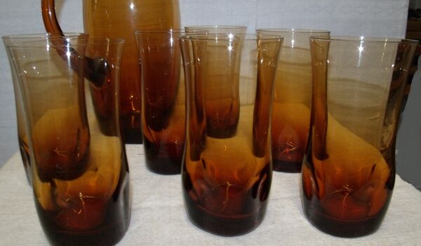 Service à orangeade dans son panier années 70 pichet verres