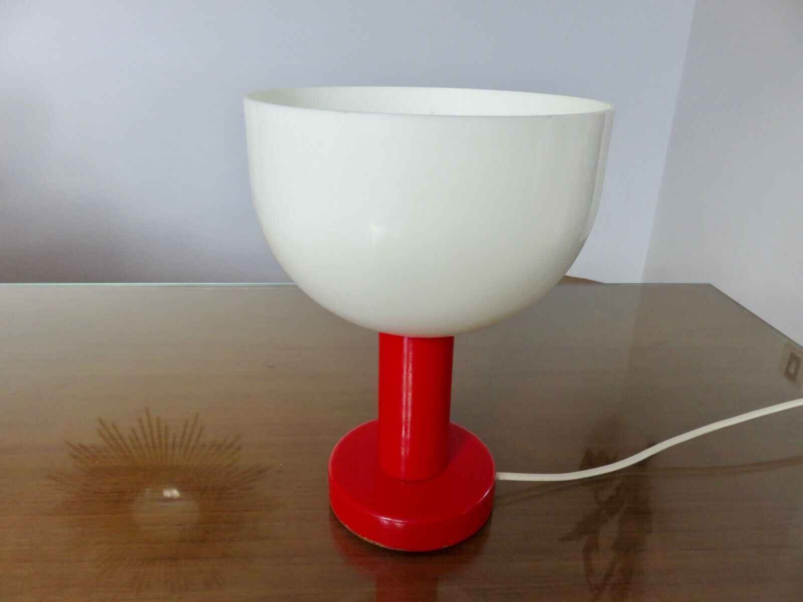 Red lacquered wood lamp and light diffuser in perspex 1980