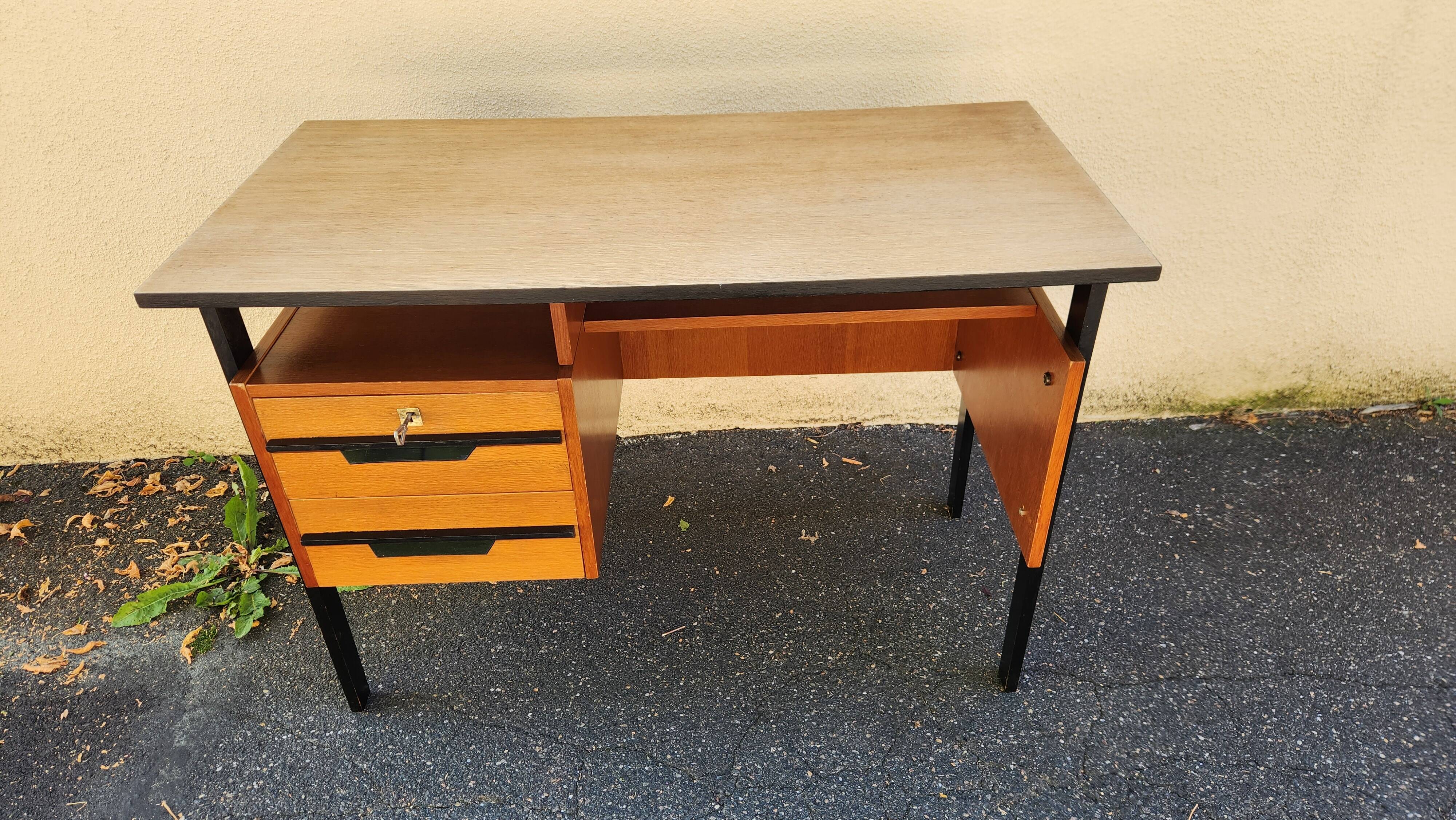 Desk with a beautiful 1960/70 look, 3 drawers + key, black legs