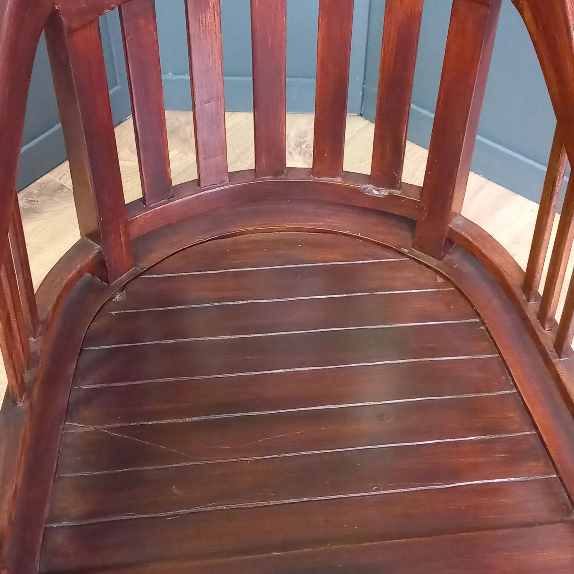 Mahogany office chair with swivel function