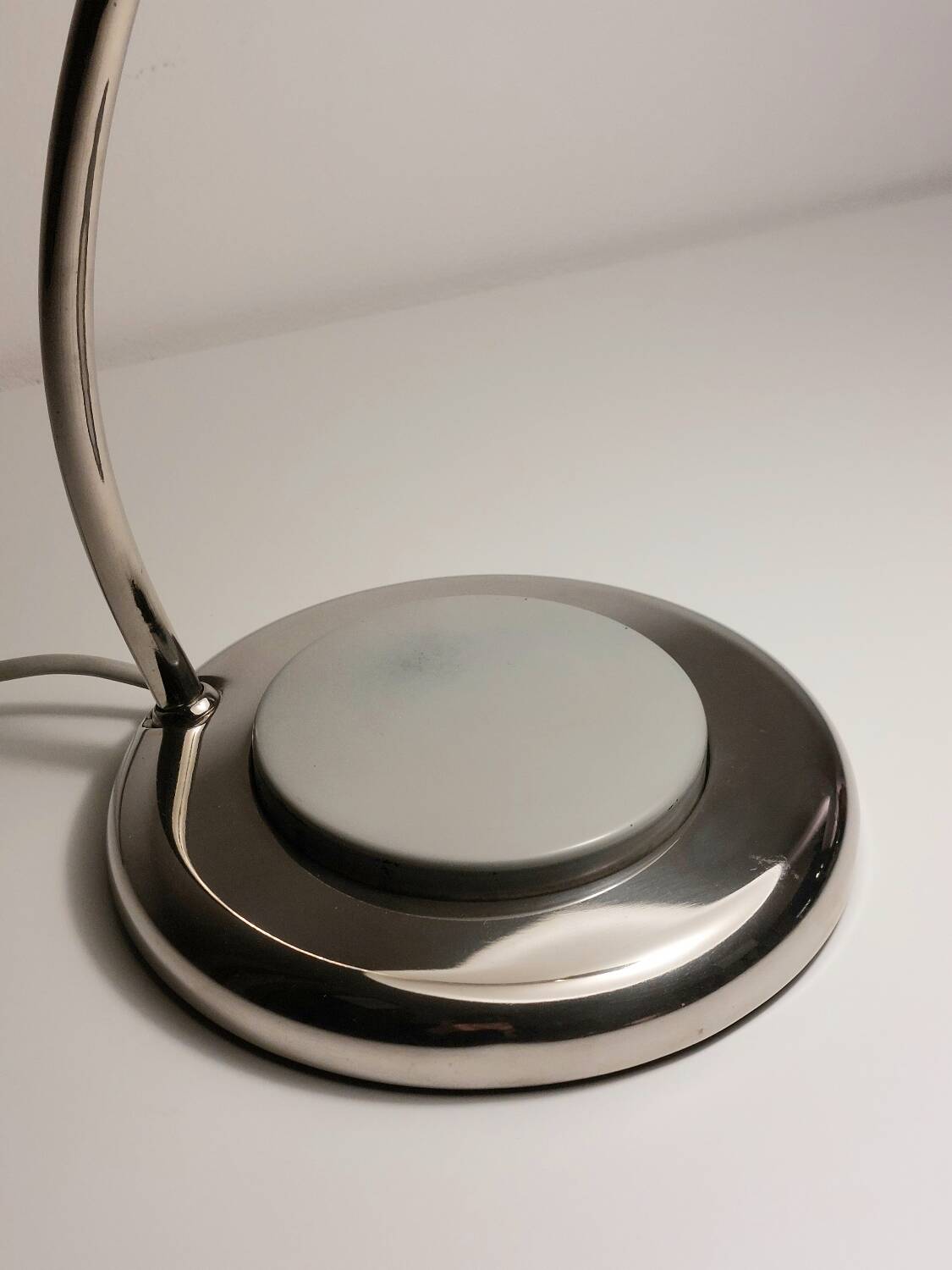 Rare lampe de bureau vintage, lampe de table RDA bleu clair chromé