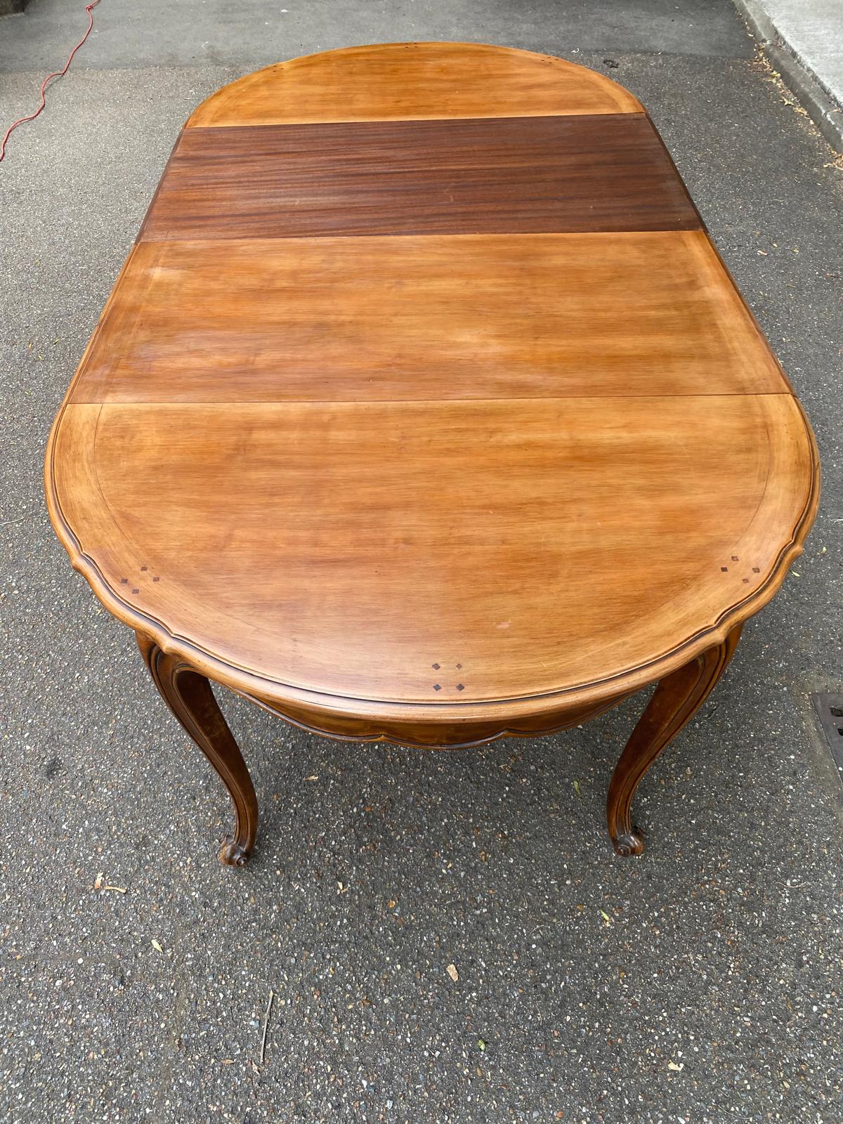 Round extendable dining table Louis XV in solid wood from the 1960s.