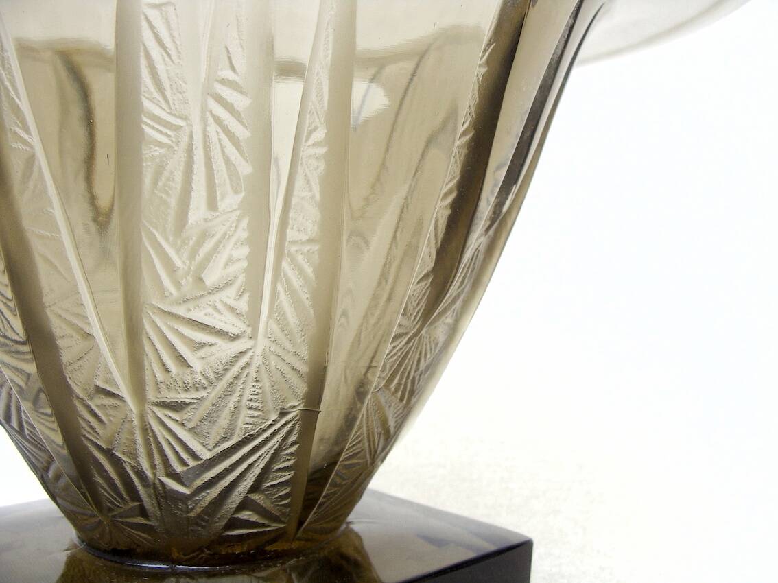 Coupe Art Déco en verre fumé à motifs géométriques