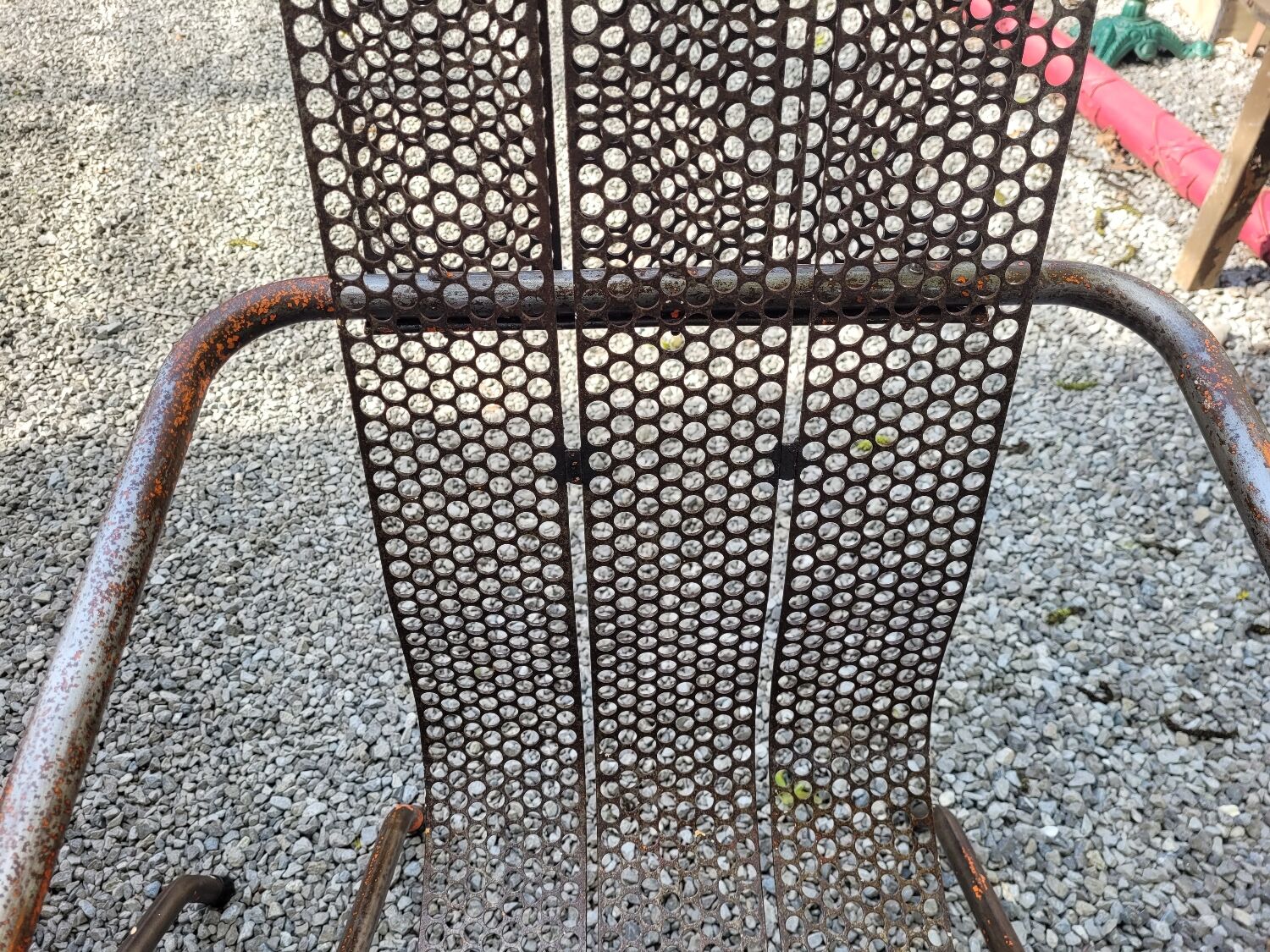 Paire de fauteuils en métal perforé de René Malaval 1950