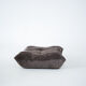 Ensemble de chaise et pouf Togo en velours côtelé marron.