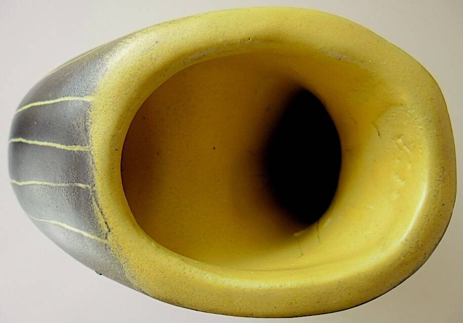 Earthenware vase decorated with yellow lines on a black and yellow background