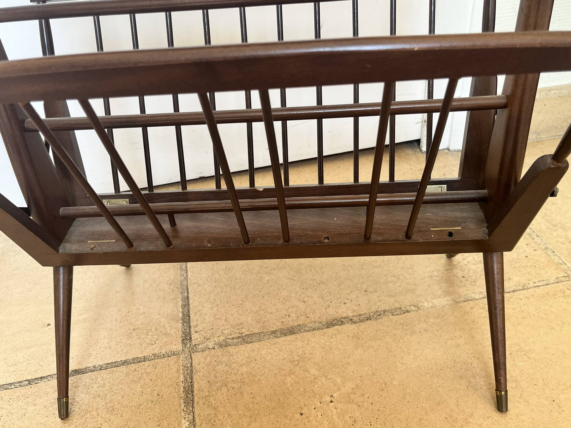 Folding magazine rack with shelf