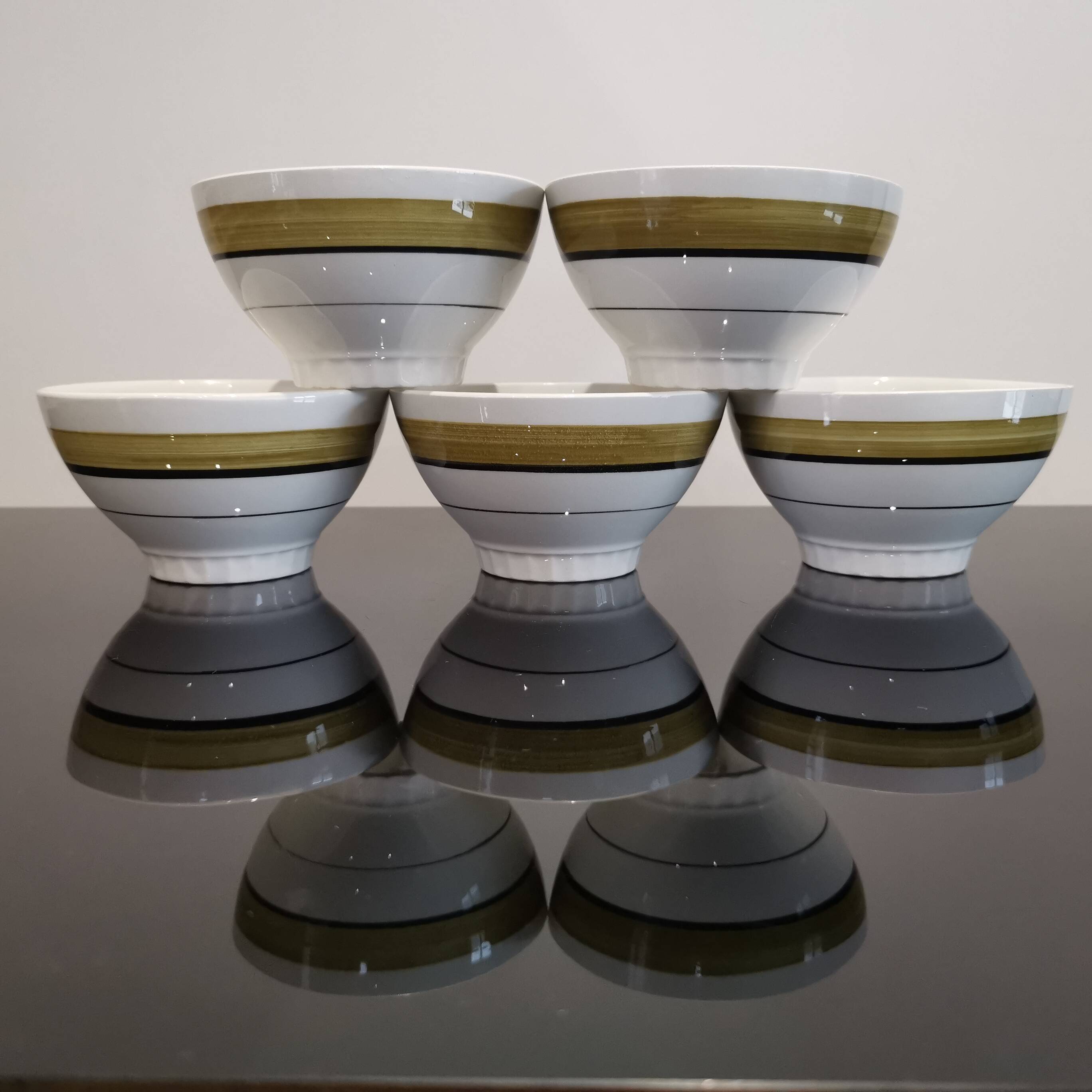 Series of 5 small old earthenware bowls with olive green edging