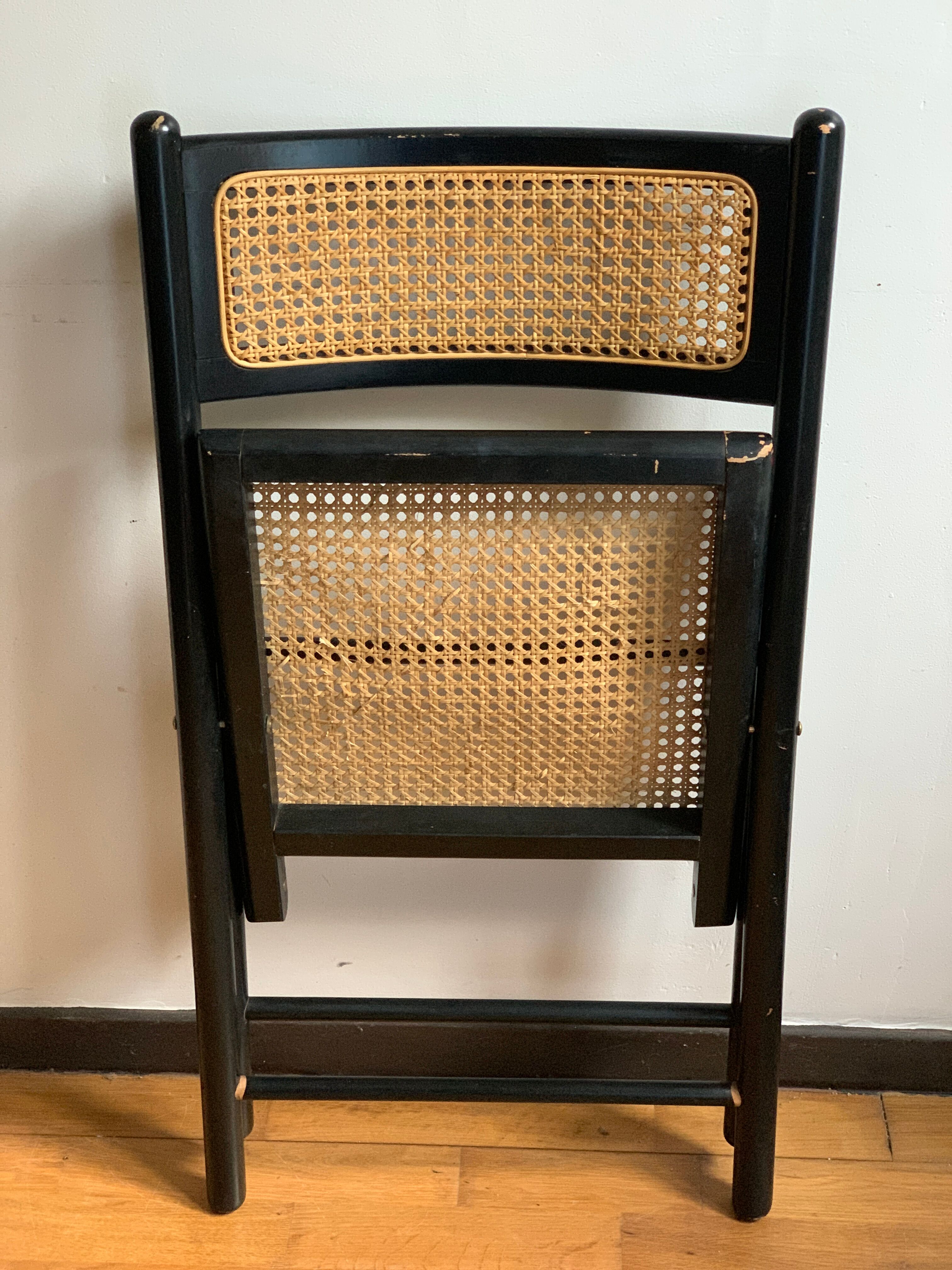 Folding canned chair