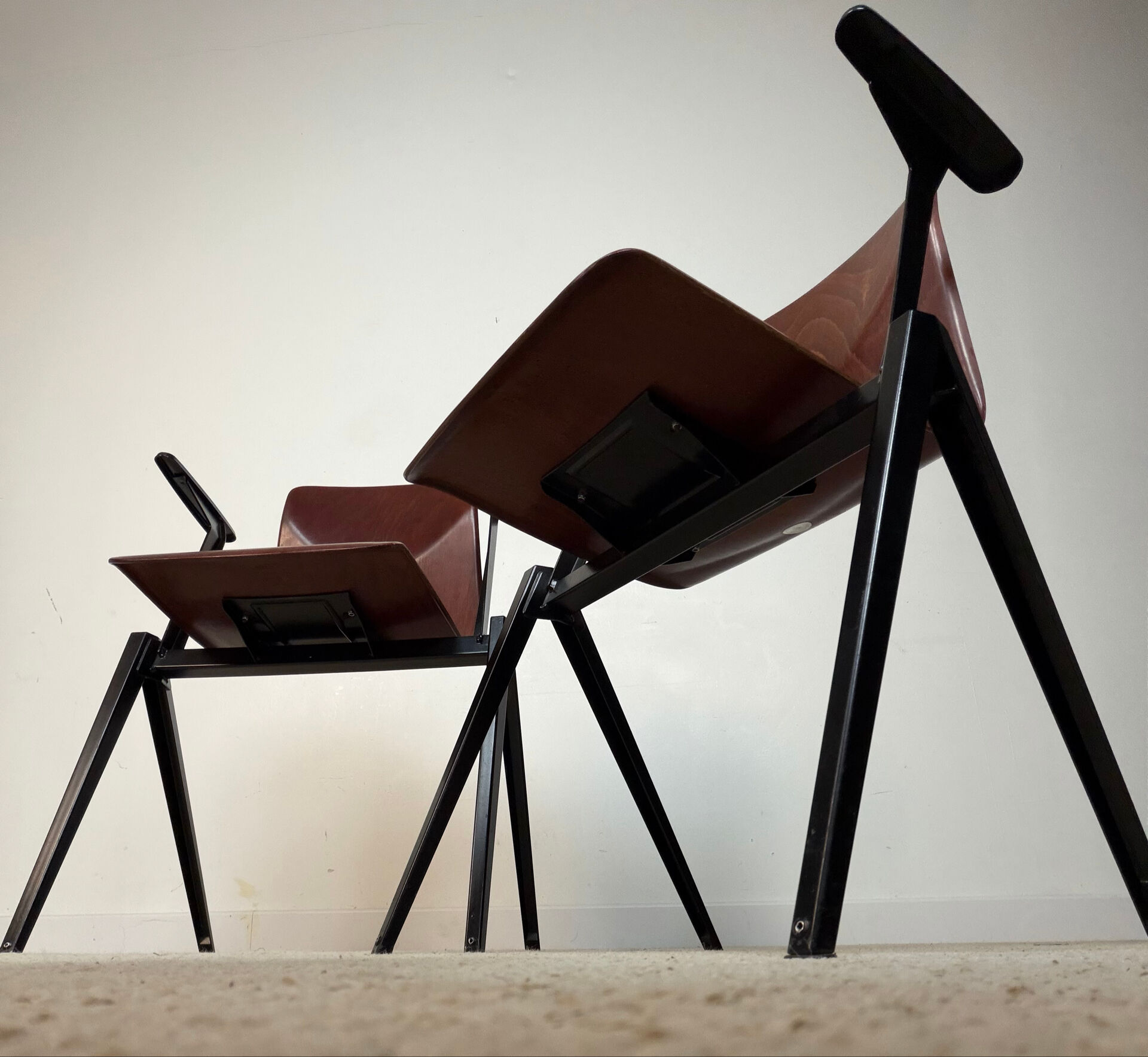 Paire de chaises éditées par Cartel de Belleville.