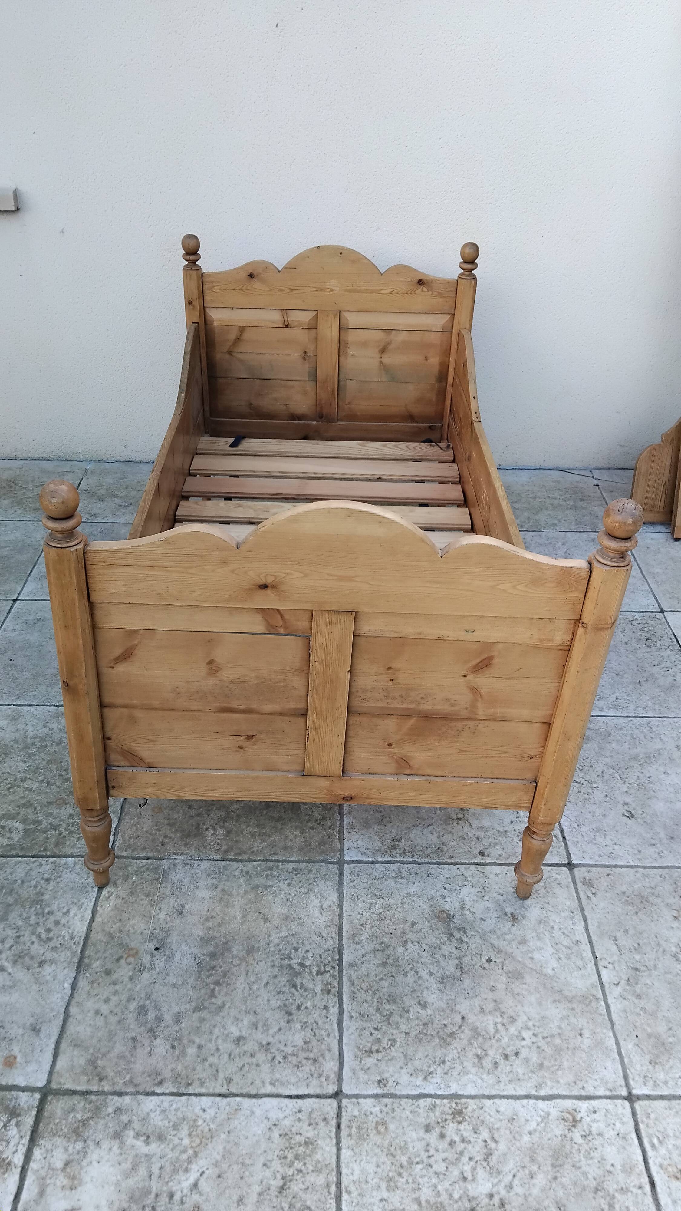 Vintage pine bed chalet style Chamonix for one person.