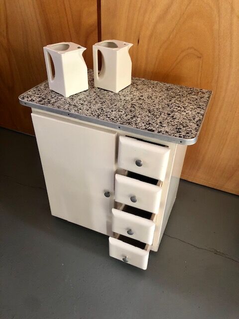 Kitchen service cabinet