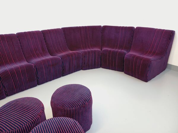 Canapé modulable vintage Snake composé de 11 modules chauffeuses et 3 poufs en tissu velours