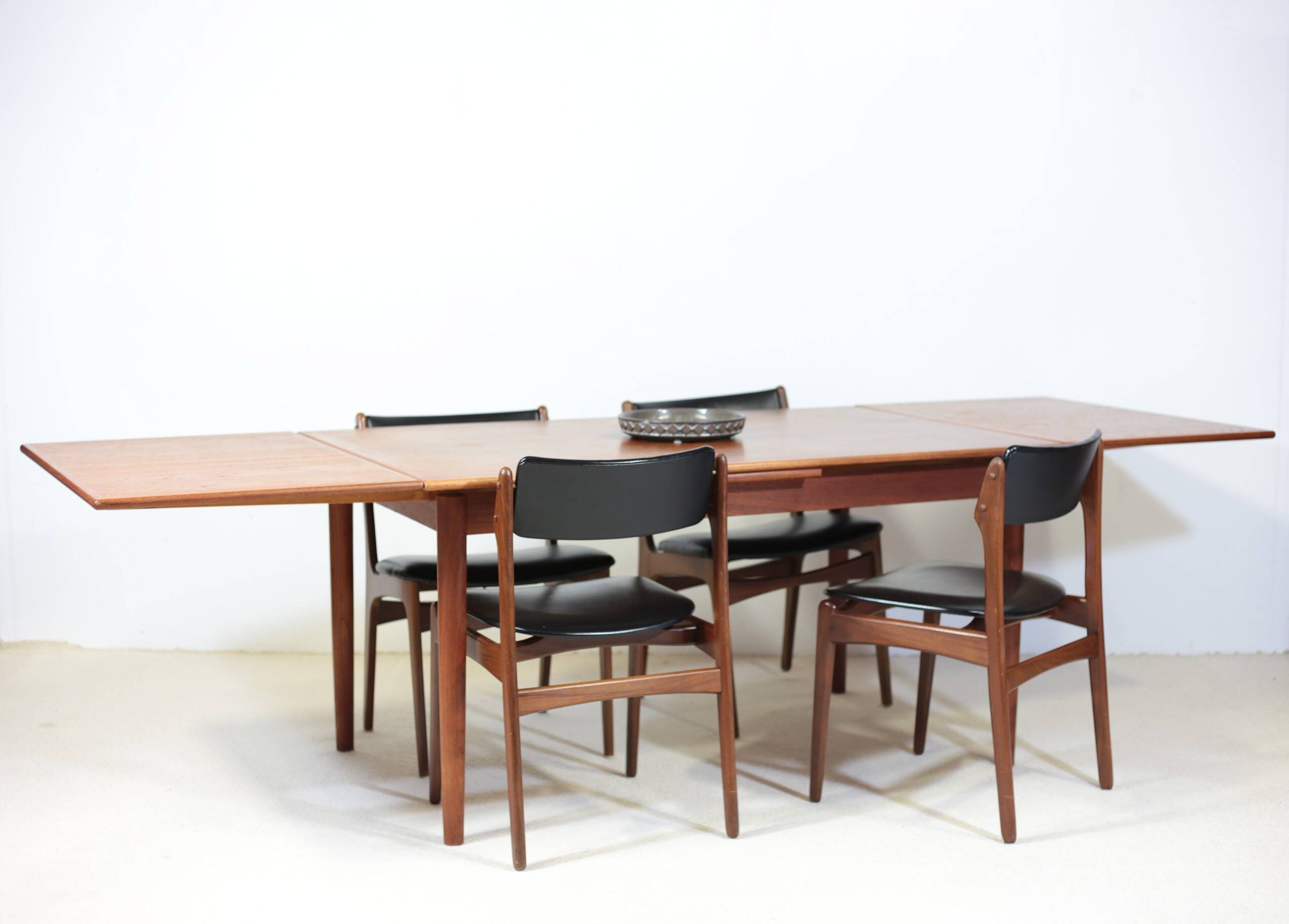 Danish dining table in teak.