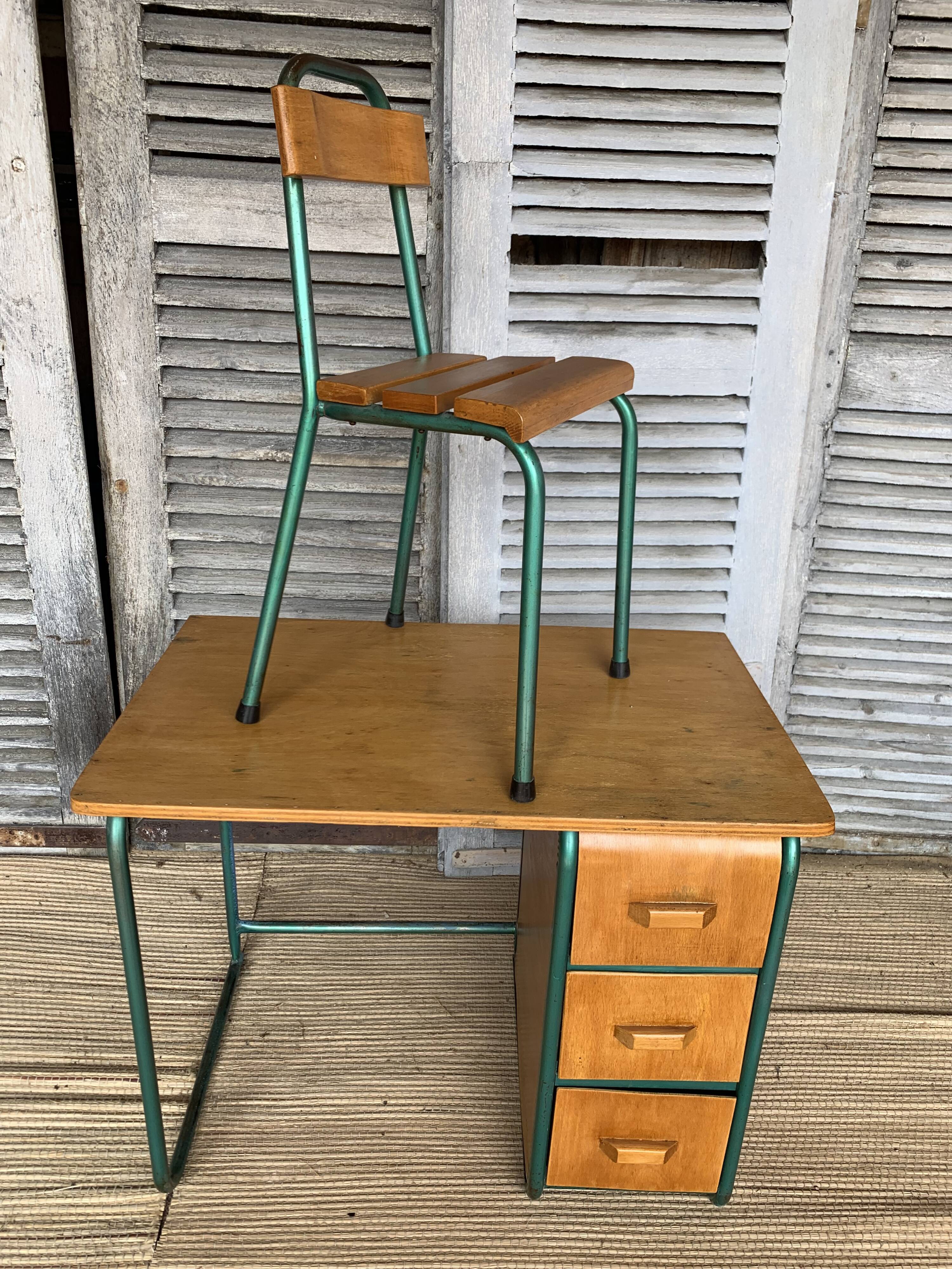Bureau et chaise d’enfant des années 50