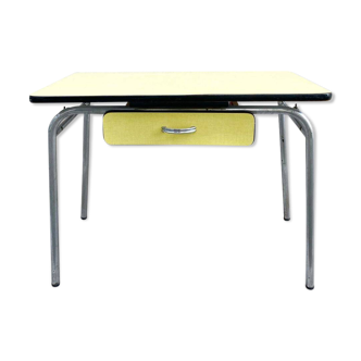 Table en formica jaune