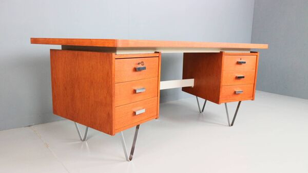 Bureau Boomerang de Cees Braakman avec pieds en triangle pour Pastoe, design néerlandais, années 1950.