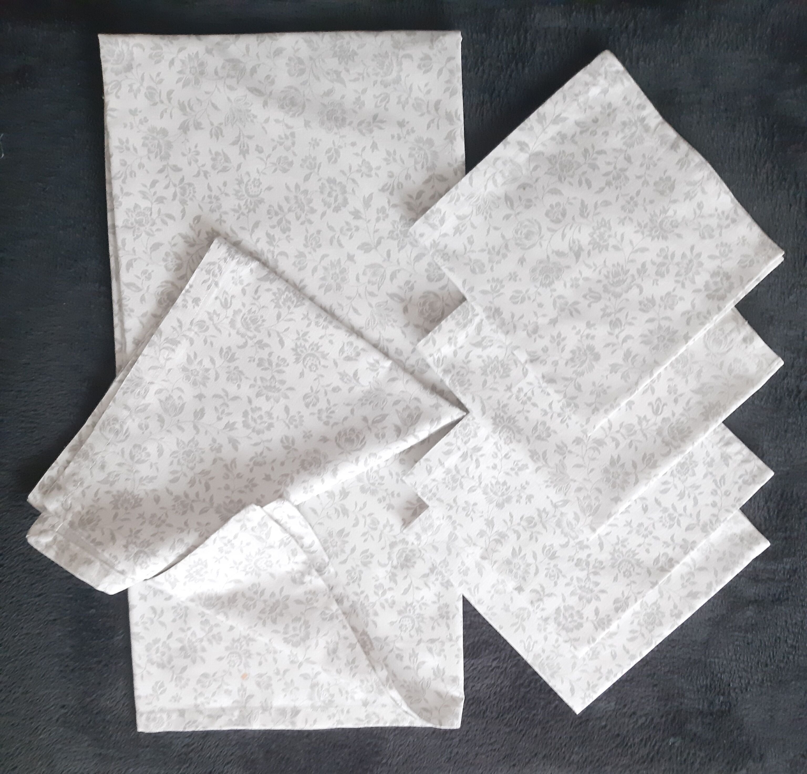 Tablecloth & towels