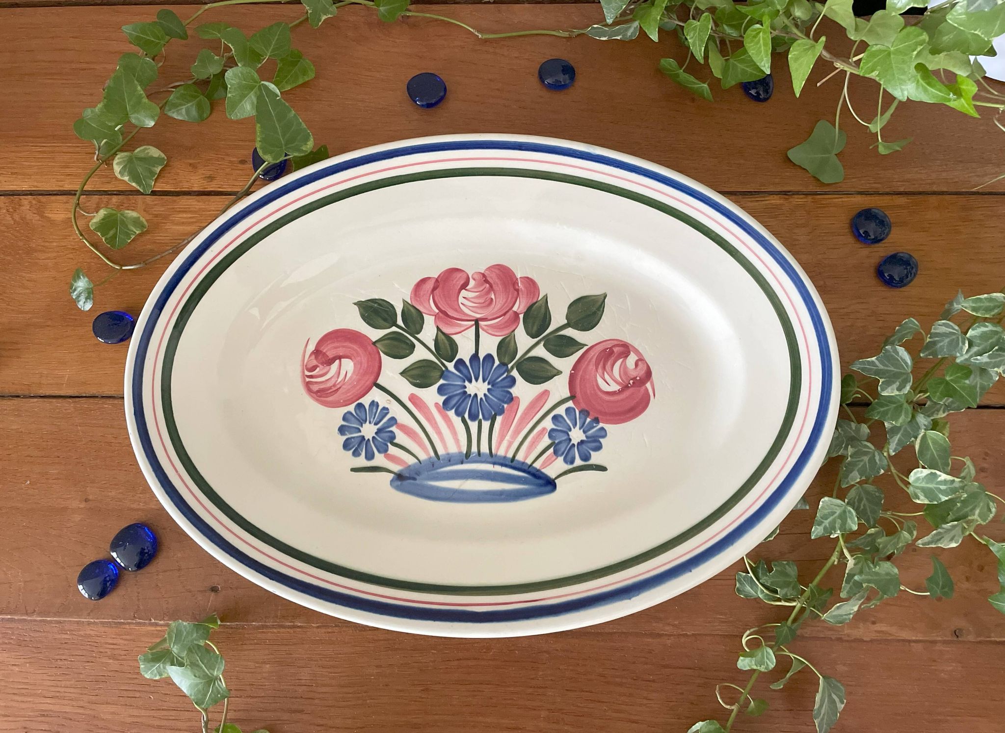 Plat de service ancien en faïence de Choisy-le-Roi