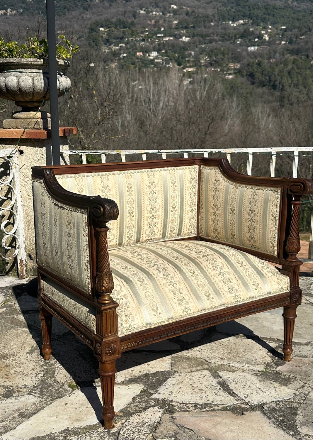 Low armchair in finely carved wood in the Louis XVI style from the 19th century