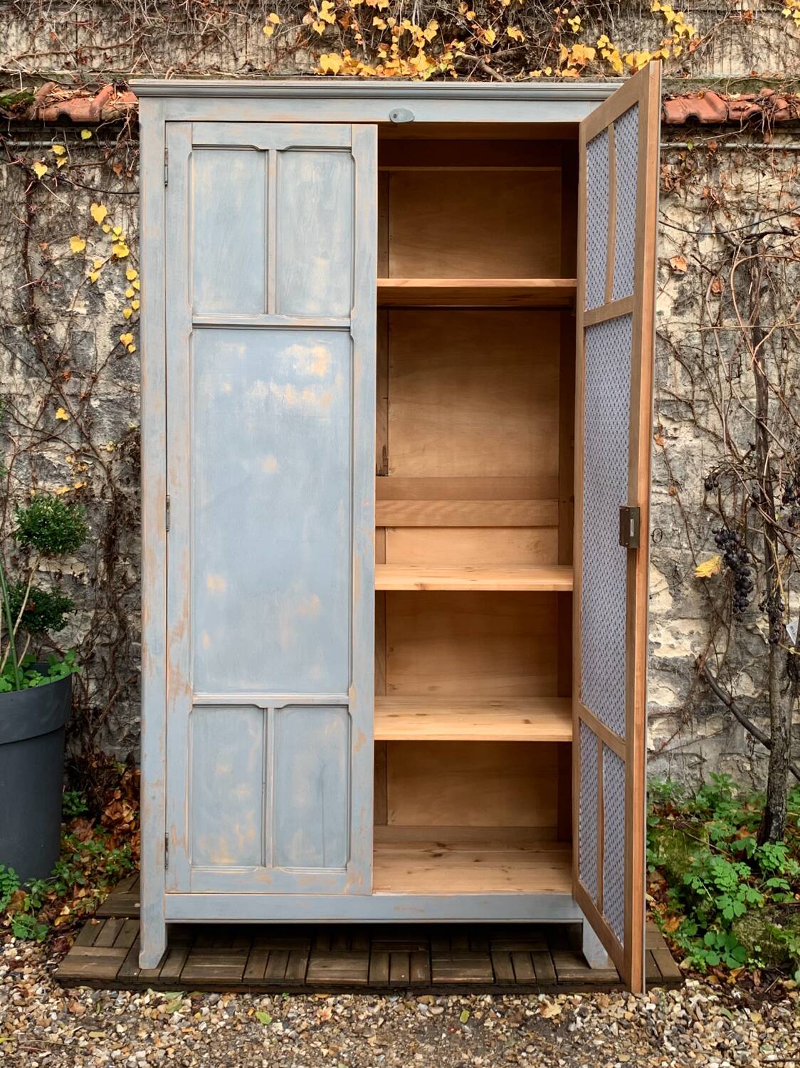 Armoire parisienne ancienne Luterma patine grise bleutée