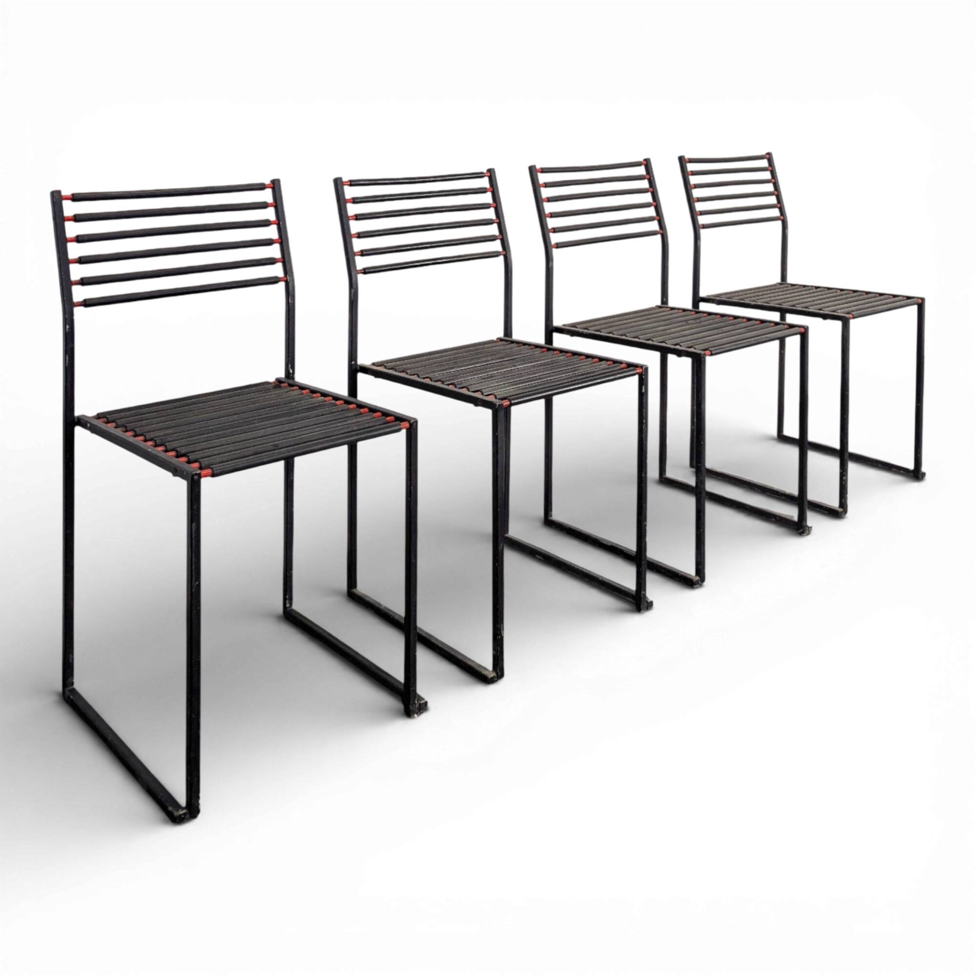 Série de 4 chaises style Memphis