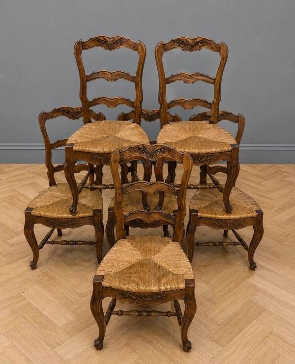 Suite de six chaises provençales en noyer, datant du début du XXe siècle