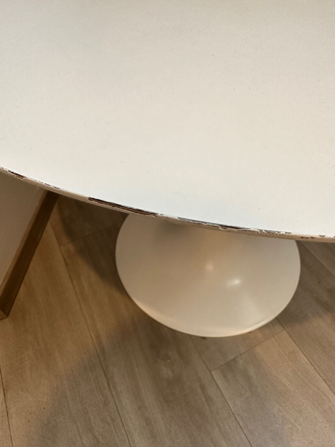 Table basse pied tulipe vintage
